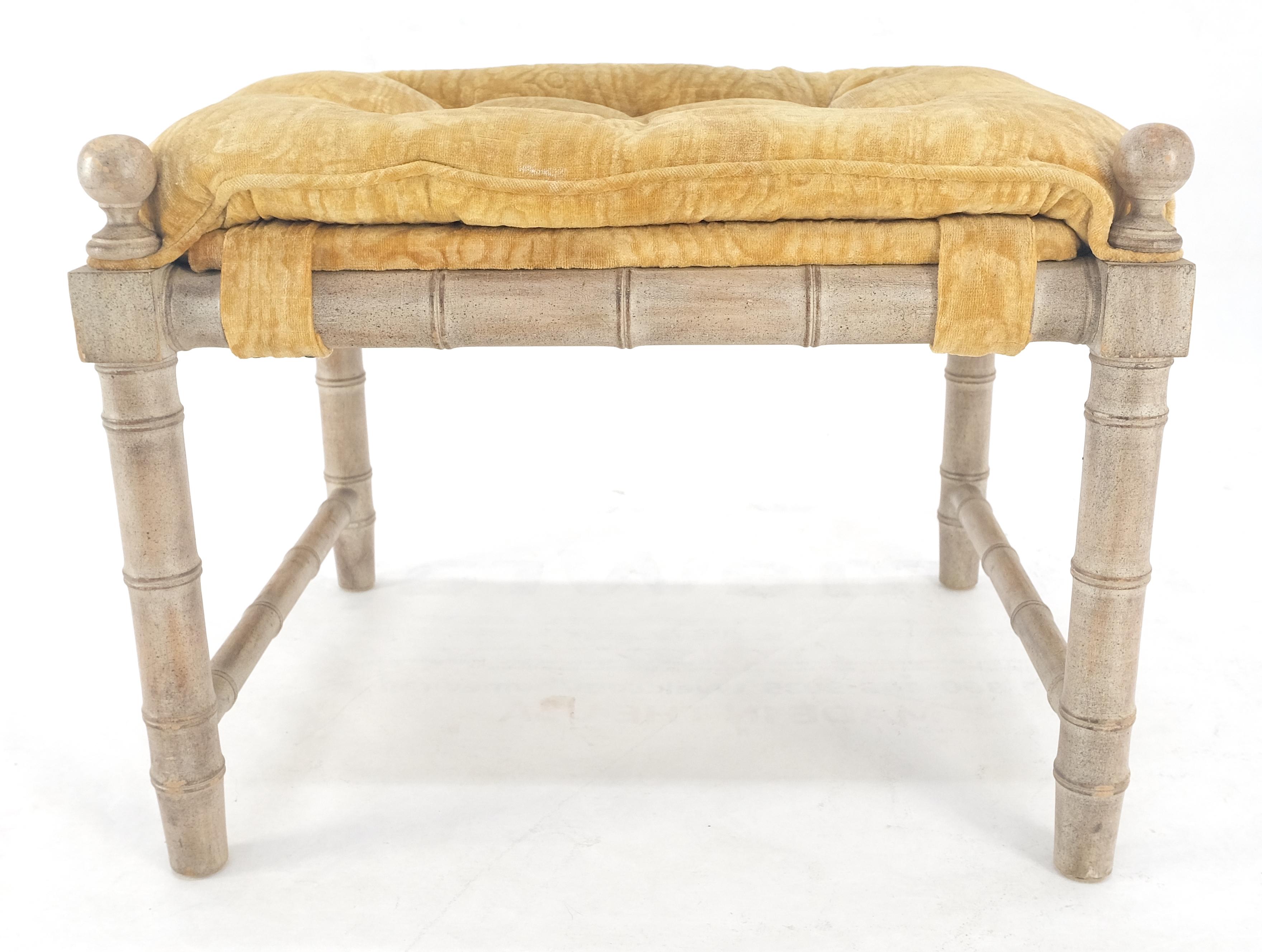 Panchina compatta di metà secolo con struttura in finto bambù e mohair trapuntato MINT! In condizioni buone in vendita a Rockaway, NJ