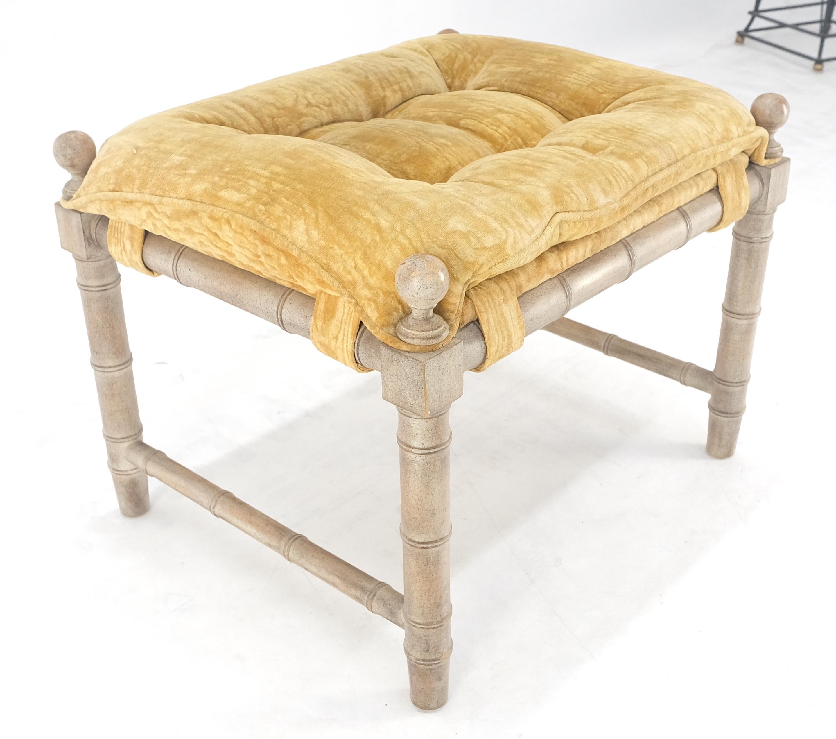 XX secolo Panchina compatta di metà secolo con struttura in finto bambù e mohair trapuntato MINT! in vendita
