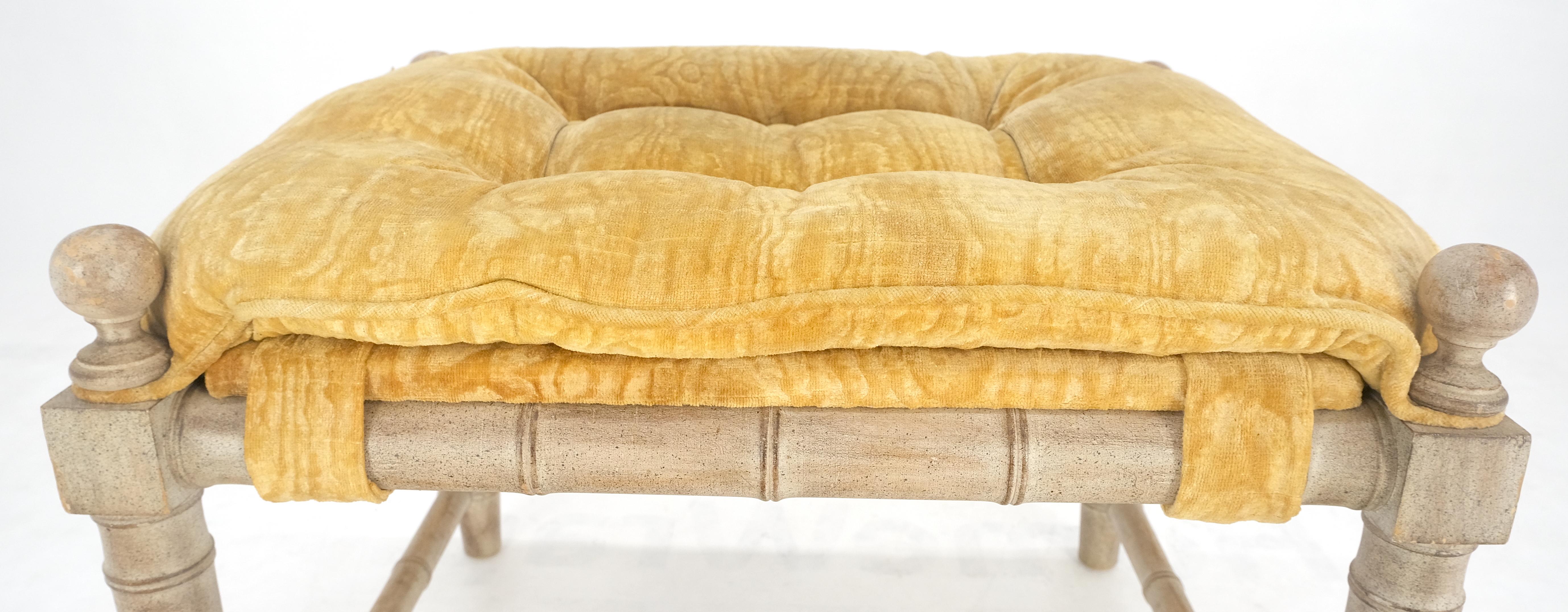 Panchina compatta di metà secolo con struttura in finto bambù e mohair trapuntato MINT! in vendita 3