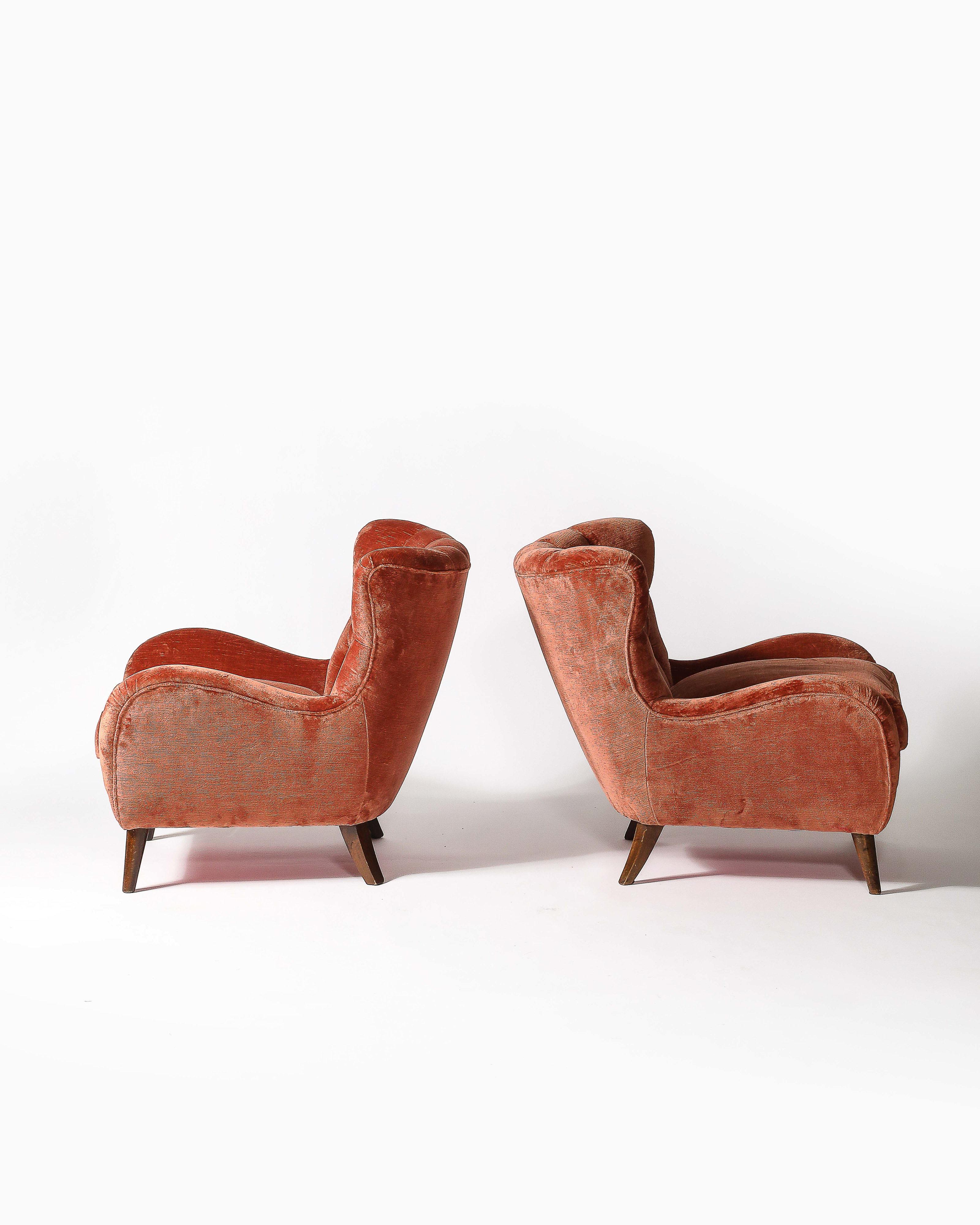 20th Century Tufted Rose Colored Velvet Armchairs with Elm Legs, Italy, c. 1950 For Sale