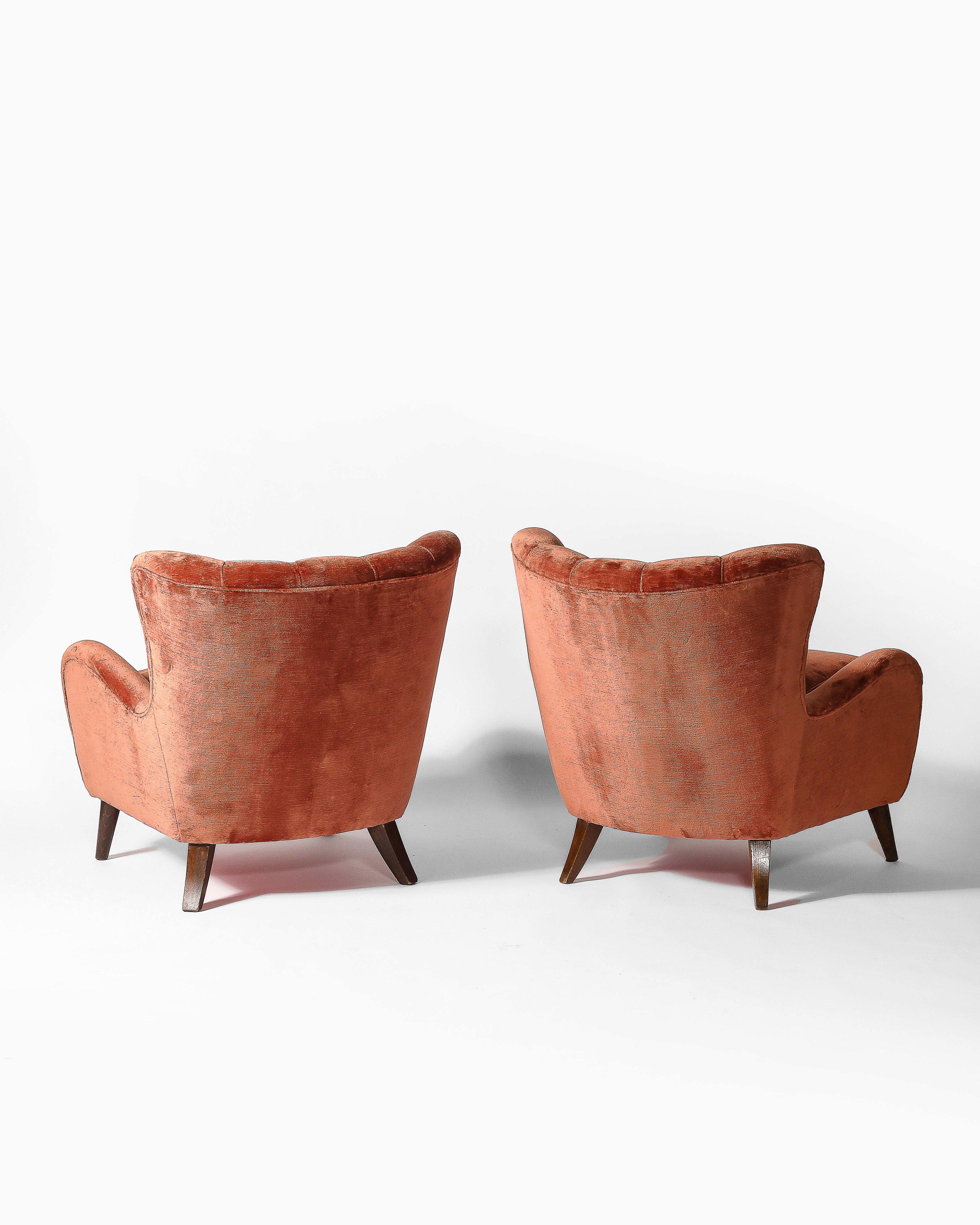 Tufted Rose Colored Velvet Armchairs with Elm Legs, Italy, c. 1950 For Sale 1