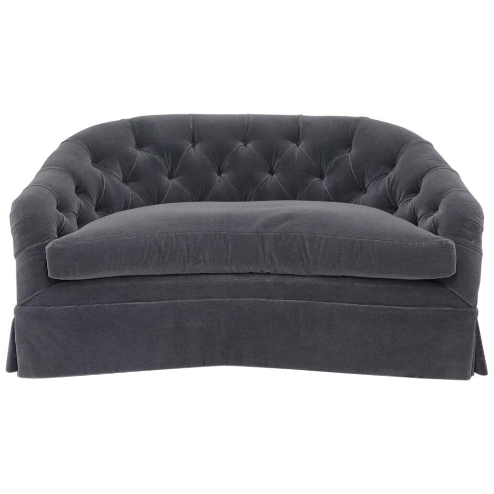 Getuftetes Sofa mit losem Sitzkissen und plissiertem Rock, abgebildet in grauem Samt