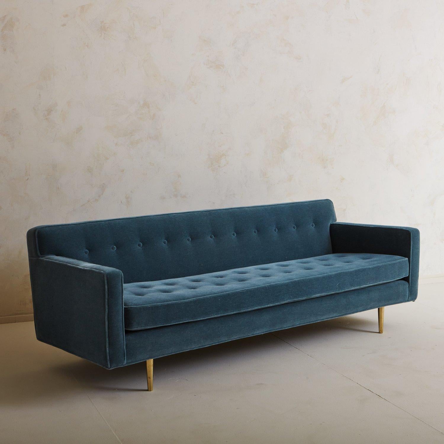 getuftetes Sofa aus blauem Mohair, Edward Wormley für Dunbar zugeschrieben, USA 1950er Jahre im Zustand „Gut“ im Angebot in Chicago, IL