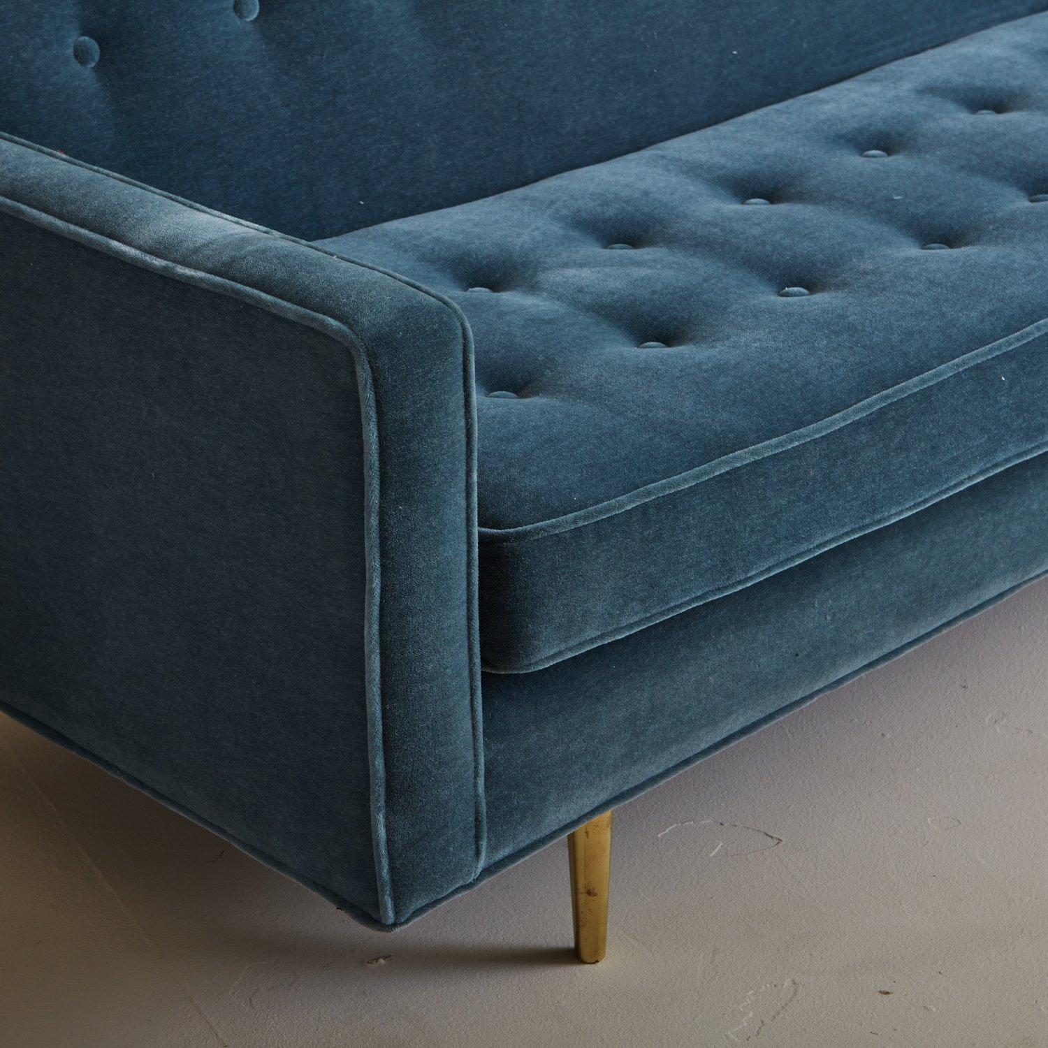 getuftetes Sofa aus blauem Mohair, Edward Wormley für Dunbar zugeschrieben, USA 1950er Jahre (Mitte des 20. Jahrhunderts) im Angebot