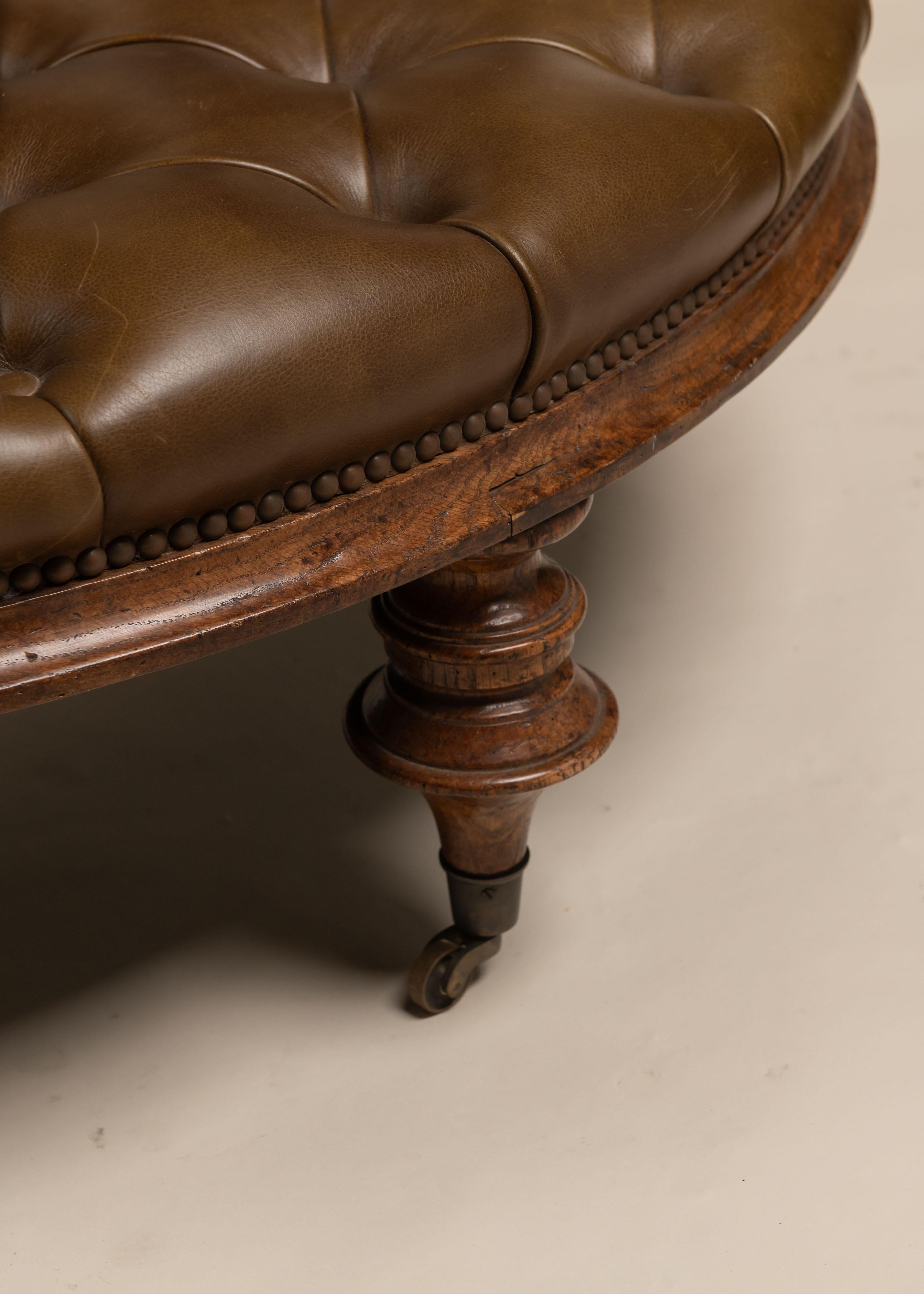 Engagez la conversation avec ce canapé deux pièces en cuir vintage touffeté avec pieds en bois tournés. Facile à déplacer grâce à ses roulettes, ce Canne peut être placé au milieu d'une pièce ou séparé et placé sur des murs opposés. Le Byne est un