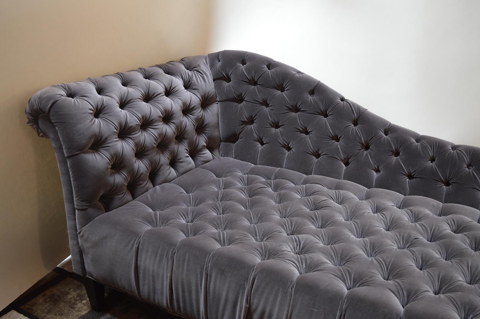 Tufted Velvet Chaise Longue In Excellent Condition In Los Angeles, CA