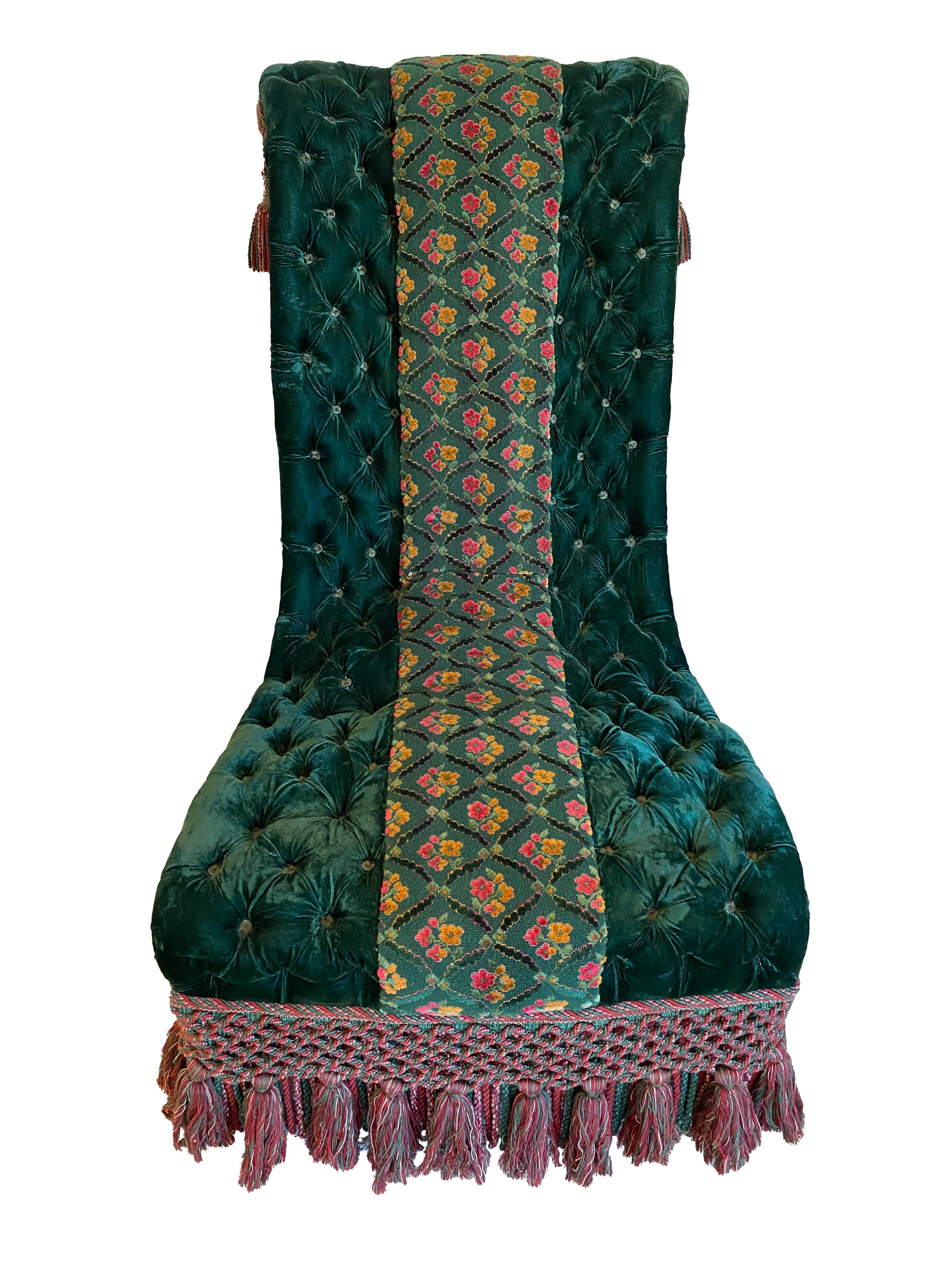 Une superbe chaise chauffeuse touffetée en velours vert, une véritable pièce d'apparat qui allie sans effort l'élégance et l'histoire. Cette chaise exquise est recouverte d'un riche velours vert, orné d'un vibrant travail à l'aiguille au centre,