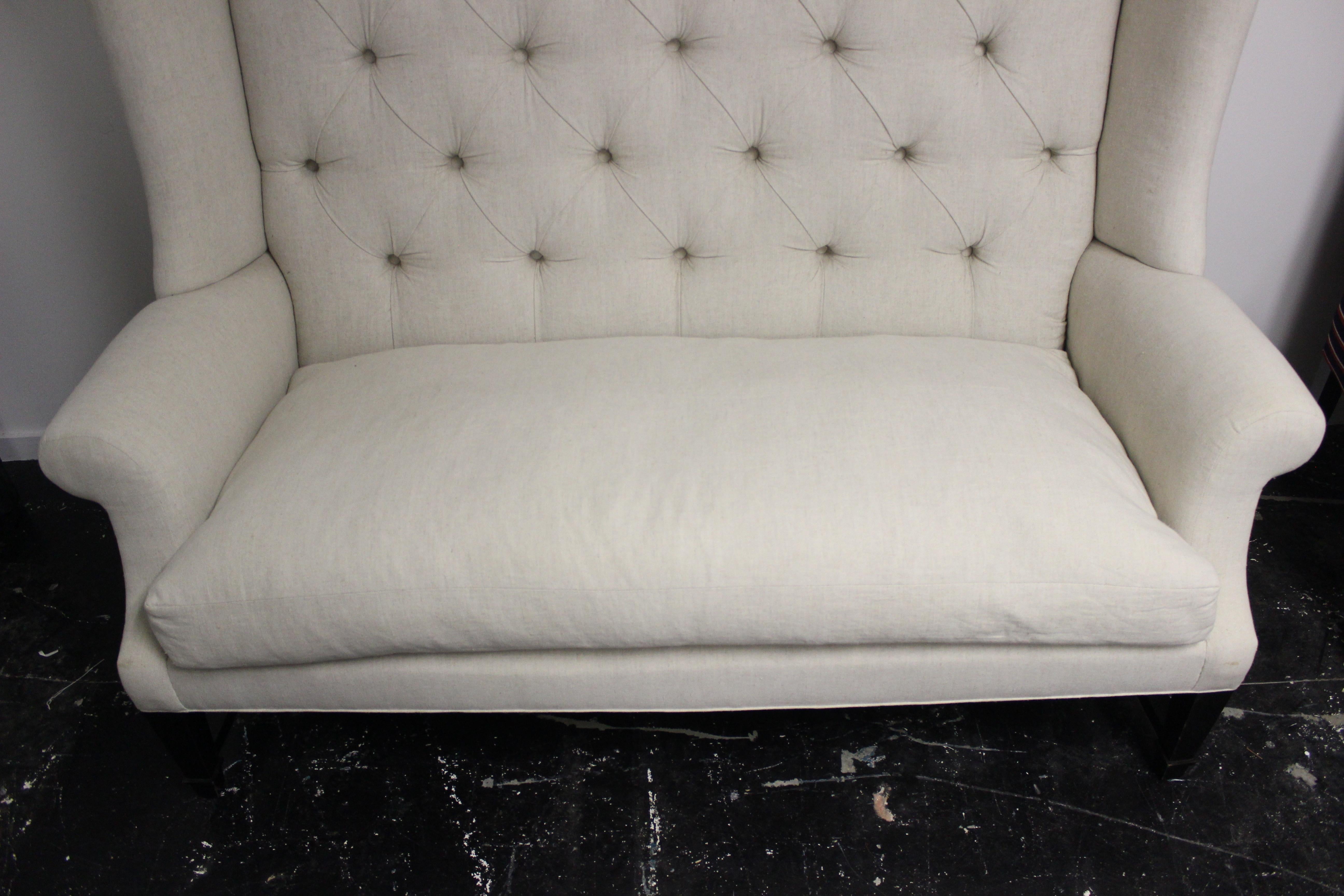 Getuftetes Sofa mit Flügelrücken im Zustand „Neu“ im Angebot in East Hampton, NY