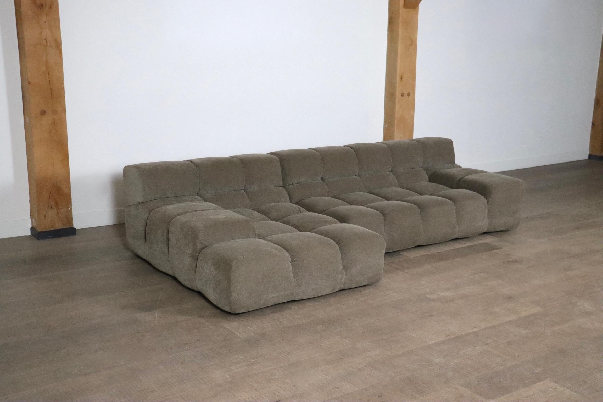 Wunderschönes B&B Italia Tufty Time Sofa von Patricia Urquiola in einem schönen taupefarbenen Stoff.
Dieses unglaublich bequeme und auffällige Design wertet jeden Sitzbereich sofort auf! Die Kombination des 