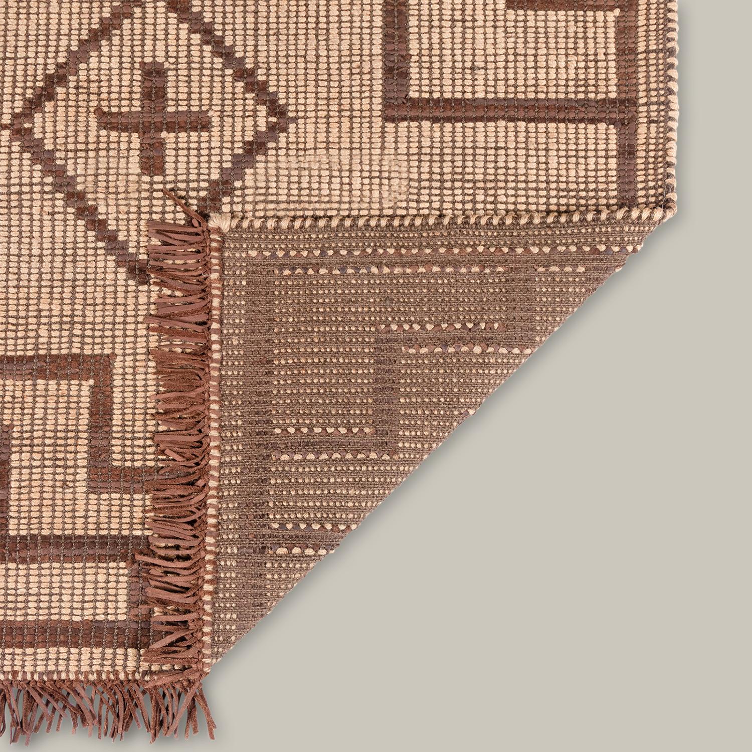Die Tugart Collection ist eine moderne Variante der traditionellen Tuareg-Matten und zelebriert die Eleganz des Minimalismus. Die handgeflochtene Konstruktion aus Leder und Jute ist historisch gewachsen und altert anmutig. Eine handschmeichelnde