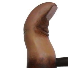 Martello del giudice in fibra di vetro , Scultore indiano emergente ,  Colore marrone