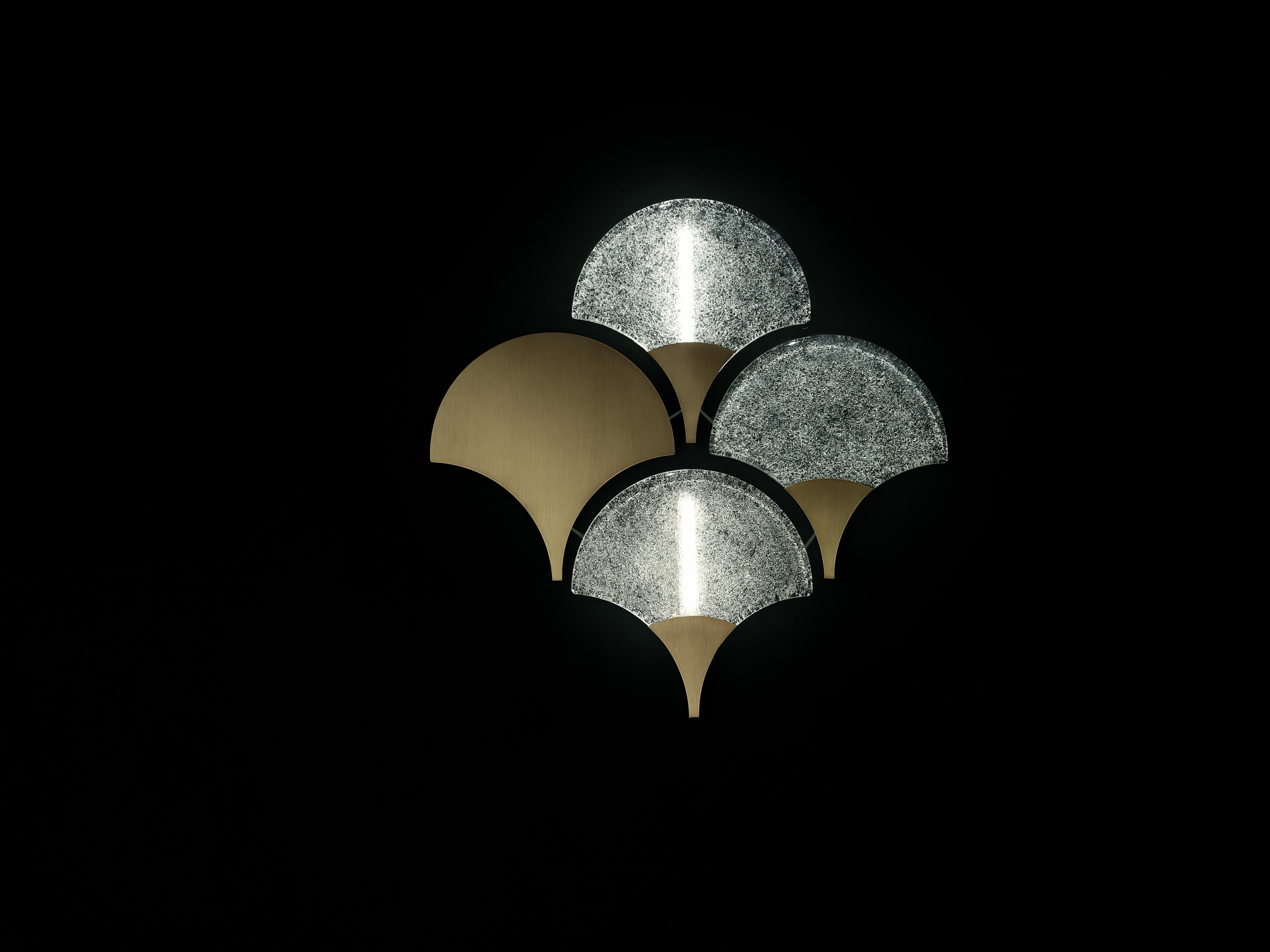 With its modern form rendered more traditional using the Rugiada technique, patented in the 20th century by Barovier&Toso, Tuileries is an infinite wall lamp: its perfect symmetry enables the creation of endless compositions of illuminated and non-