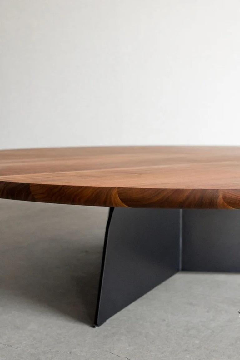 La table basse Tula reprend le design subtil de la table de salle à manger Tula et le transforme en un cadre plus intime. Le plateau rond, disponible dans de nombreuses options de finition bois, présente un bord en demi-lune qui reflète les légères