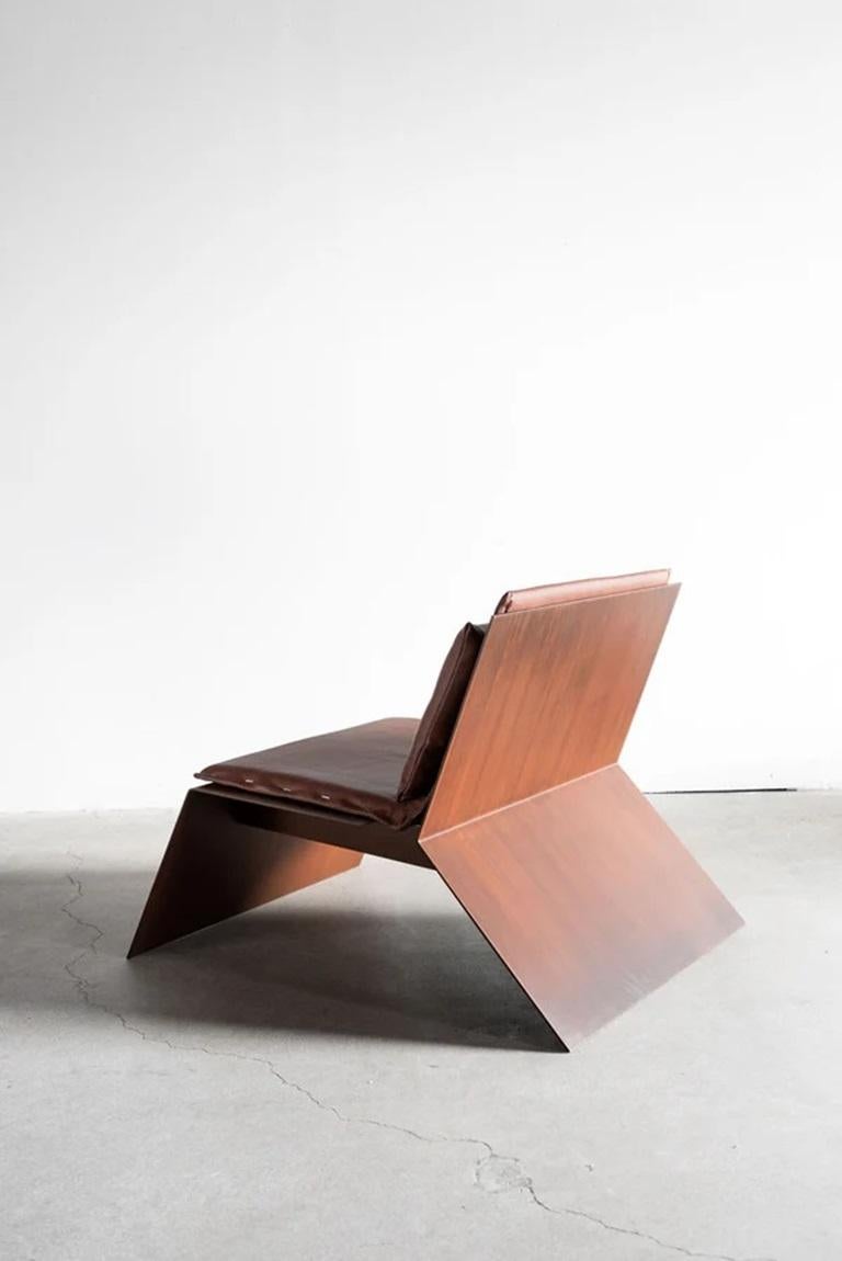 Esta silla se fabrica a medida en Los Ángeles. La piel se corta a medida y se cose a mano. La chapa de acero industrial se recorta a medida, se patina y se suelda.
ACERO INDUSTRIAL + ESPUMA + CUERO
ACABADO DE POLIÉSTER
PERSONALIZA ESTA PIEZA

Para