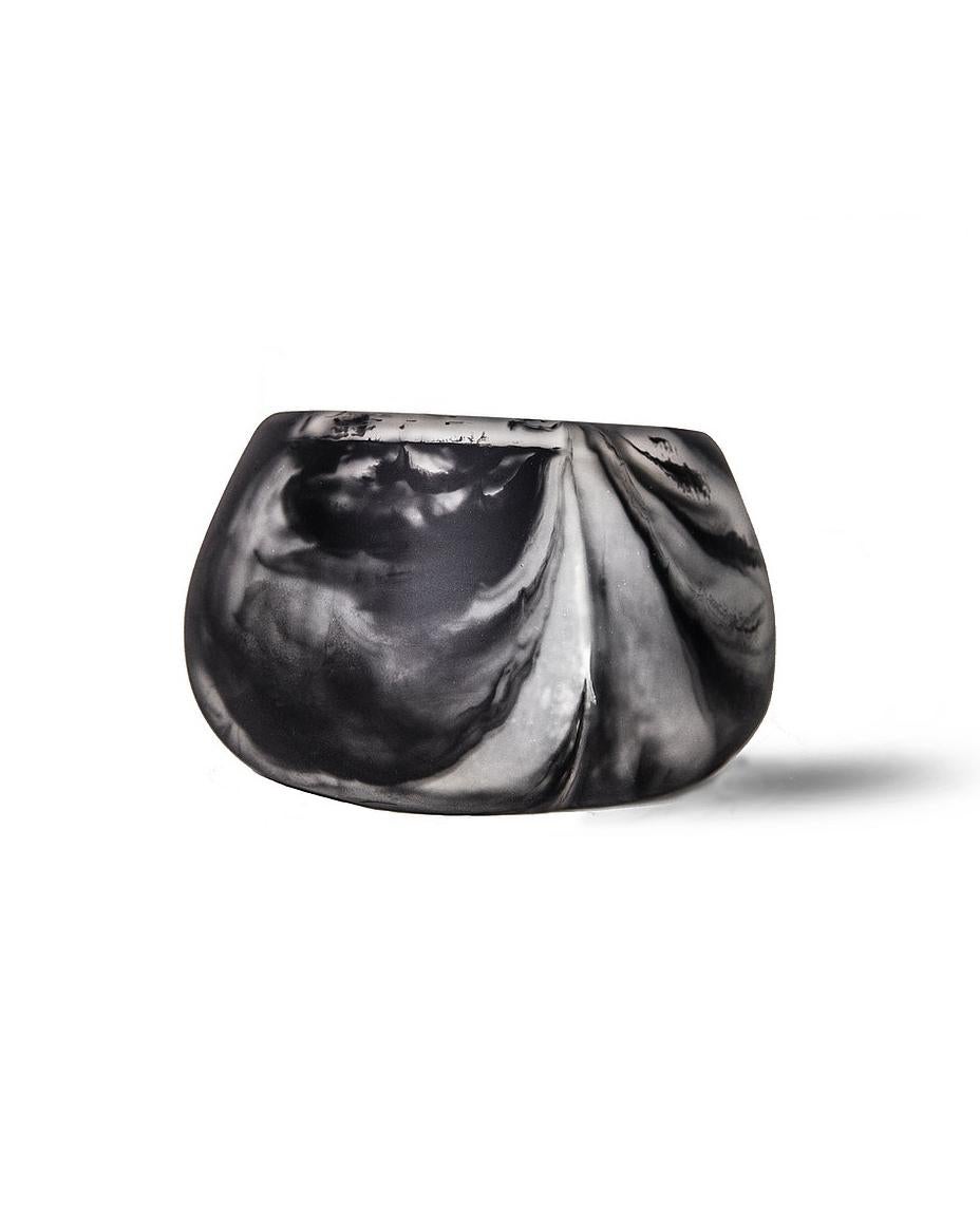 XXI secolo e contemporaneo Vaso di ispirazione precolombiana Tula in resina nera e trasparente fatto a mano, rustico in vendita