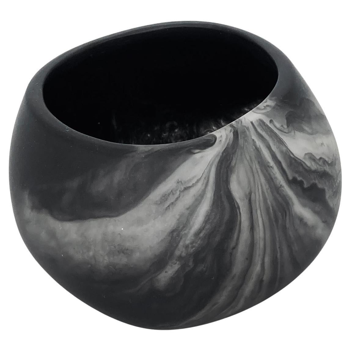 Tula, präkolumbianisch inspirierte, rustikale, handgefertigte Vase aus schwarzem und klarem Harz