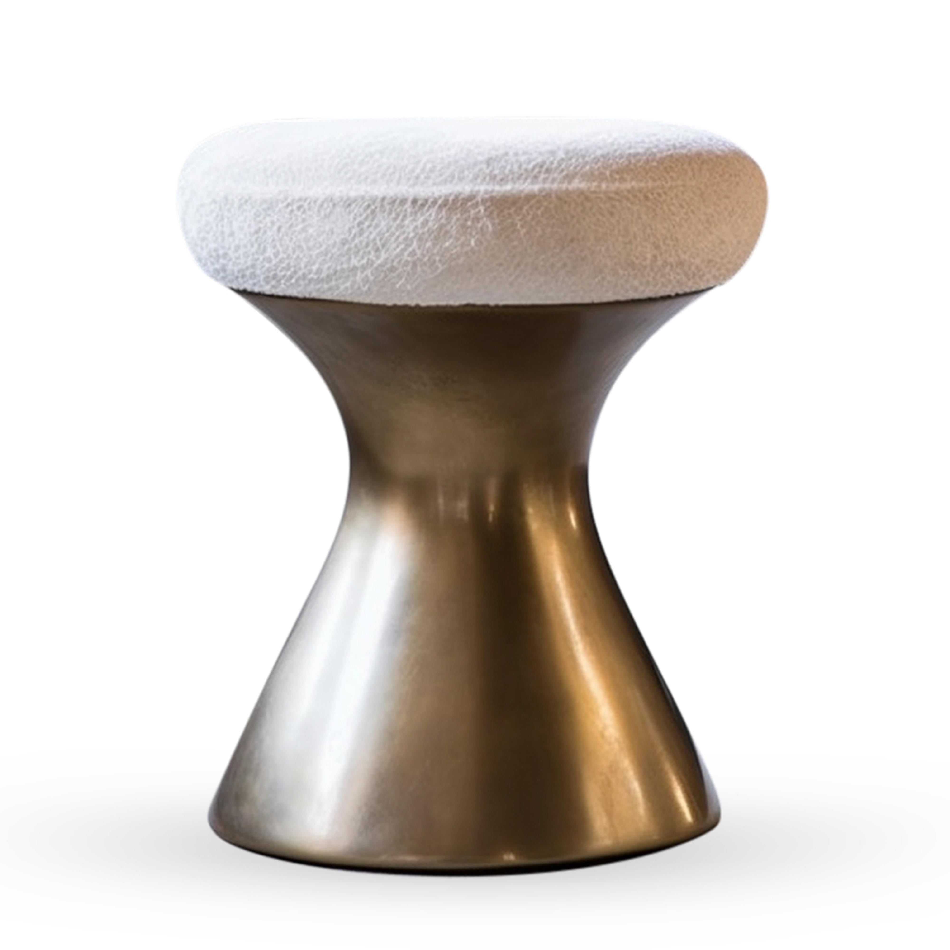 Élevez votre intérieur avec notre exquis tabouret Tula, une fusion parfaite de confort luxueux et d'élégance sculpturale qui sert à la fois de siège fonctionnel et de pièce d'affirmation artistique. Notre tabouret Tula illustre un design sophistiqué