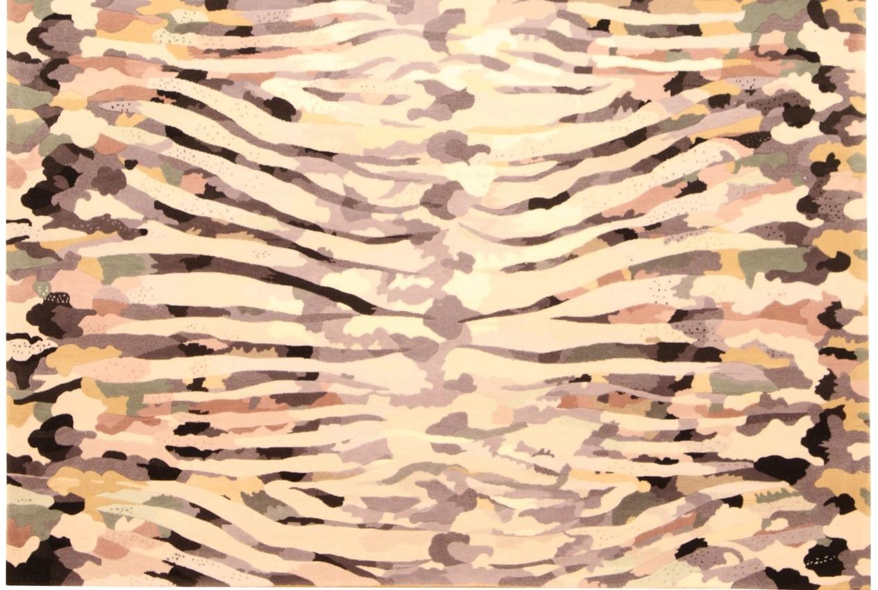 Tuleh - 'The Bachelor' Teppich 6' x 9'
MATERIAL: 100% Wolle

Tulehâ€™s Kraft und Klarheit des Designs wird in allen handgeknüpften Via Como, ob aus Wolle oder Seide oder einer Kombination aus beidem, mit Leichtigkeit interpretiert.Â Tulehâ€™s