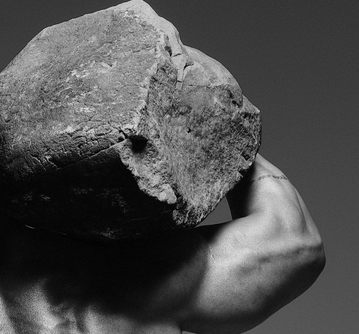 Gravita 20. D'après la série Gravita de Tulio Pinto et Eduardo Rezende - Noir Figurative Photograph par Tulio Pinto & Eduardo Rezende 