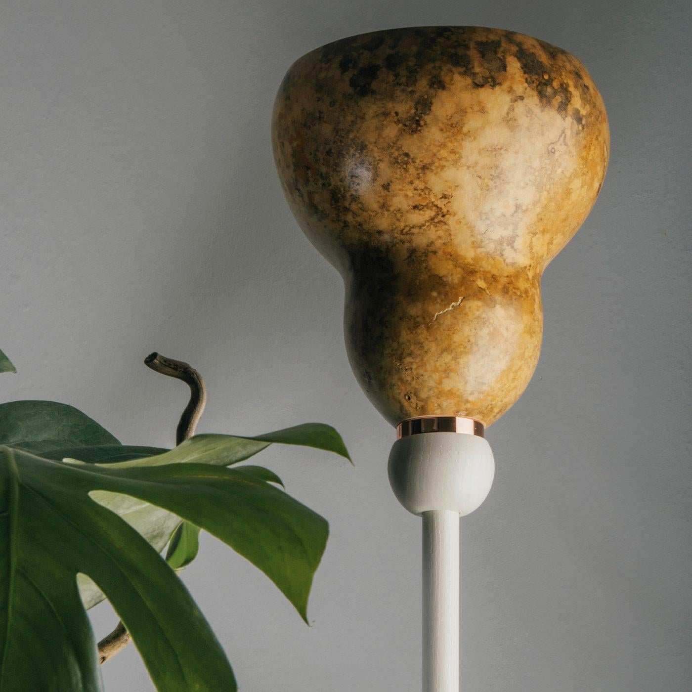 Tulip is an elegant sustainable floor lamp made of water-painted ash wood, Lagenaria dried gourd and recycled metal.
Its peculiarity is the harmony resulting from the sinuous and soft lines of the lamp. The supporting structure is enlivened by the