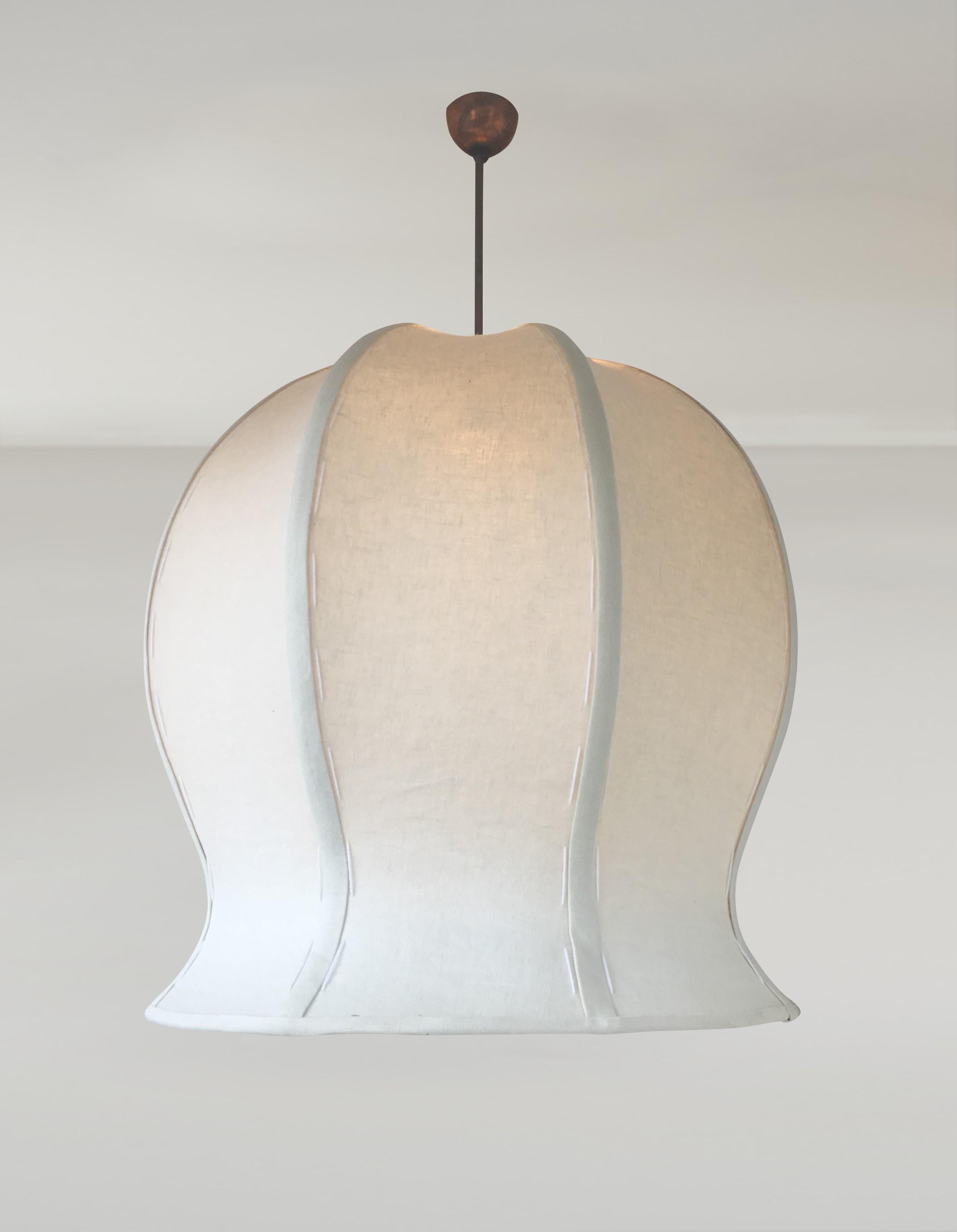 Le pendentif artisanal Tulip 520 est fabriqué sur mesure.  Inspirée par la Nature, cette sculpture originale, signature cousue main.  La lampe suspendue en lin italien est un exemple raffiné du design moderne organique du 21e siècle. 
La suspension