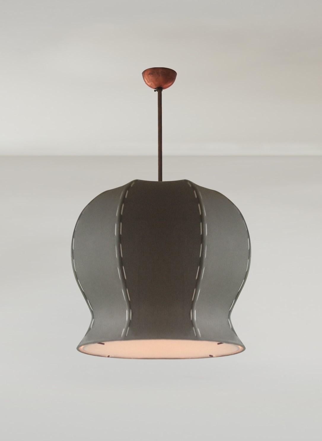 Ispirato alla natura, questo originale ciondolo scultoreo, realizzato a mano in lino belga o italiano e ottone patinato, è un raffinato esempio di design organico moderno del XXI secolo. La sospensione Tulip 620 fornisce una luce diffusa a livelli