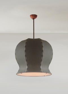 Grande suspension Tulip 620 en lin belge organique et laiton vieilli de Wende Reid