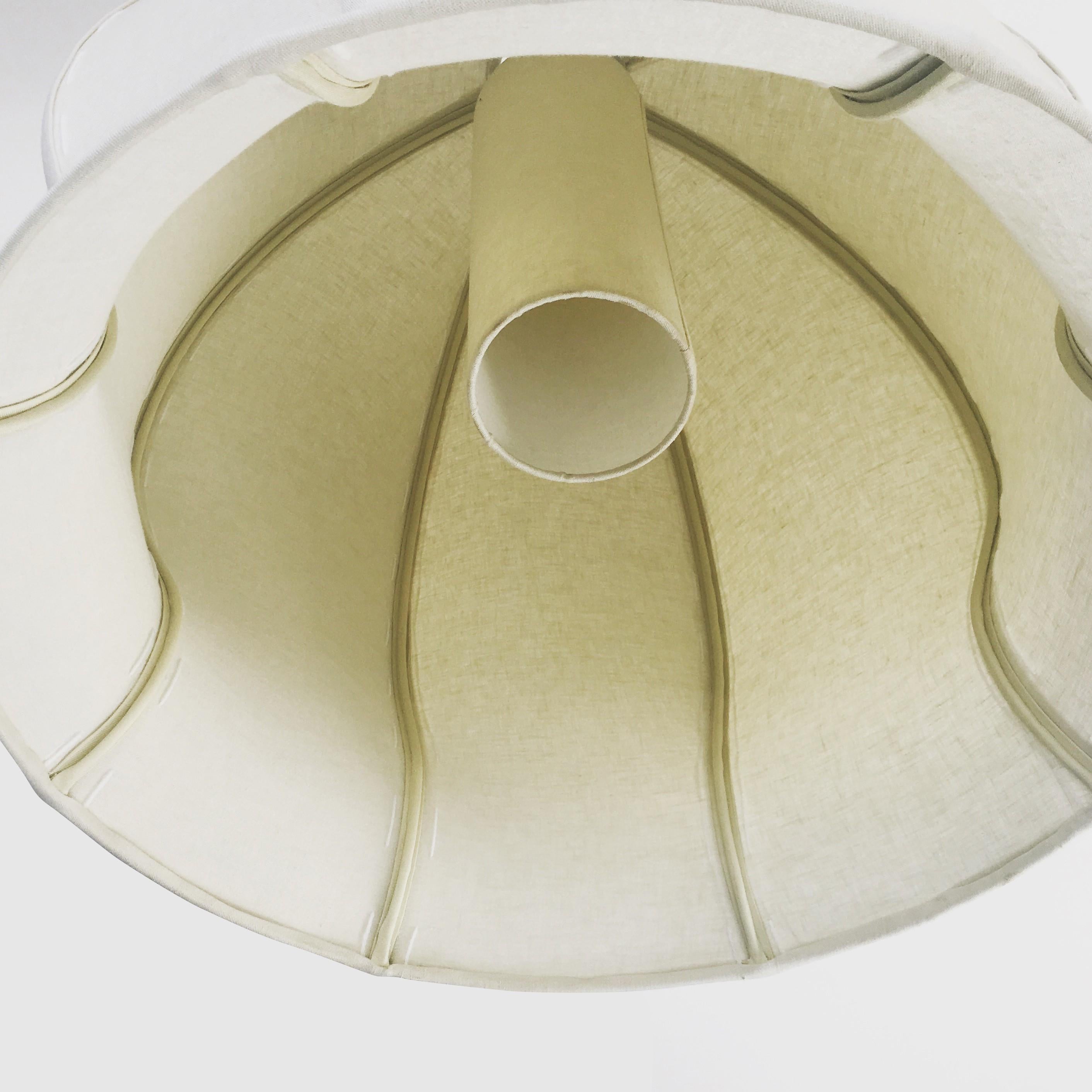 Inspirée par la Nature, cette lampe suspendue sculpturale originale, fabriquée à la main, à double abat-jour en lin ou à diffusion en lin, est un exemple raffiné de design organique moderne du 21e siècle. La suspension Tulip 620 fournit une lumière