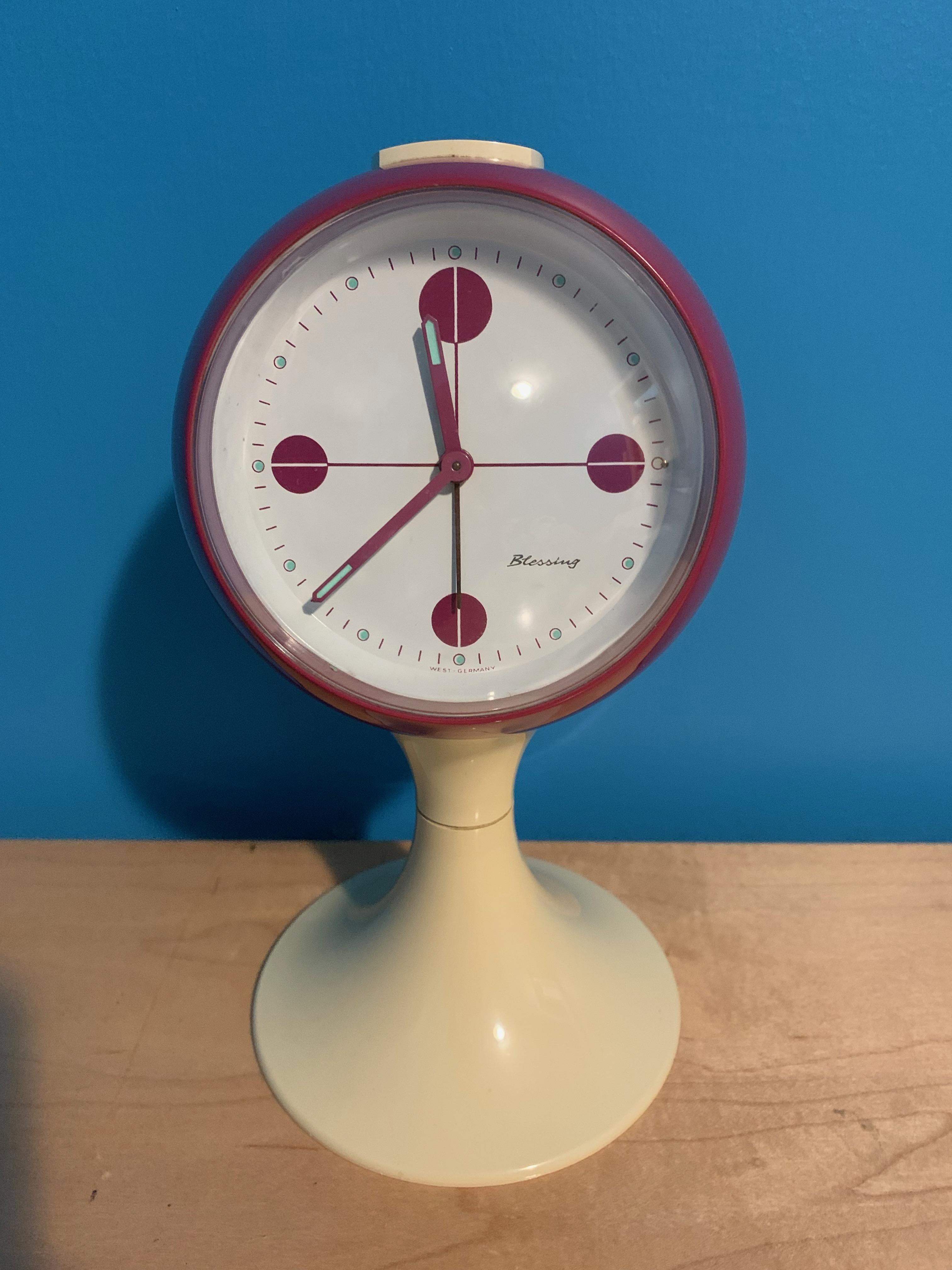 Vintage design

- Space alarm clock with tulip base
- Produced by Blessing in the 1960s
- Clock with alarm function
- Mechanical movement with manual winding
- Functional including rear cover
- Marked on the dial 'Blessing West