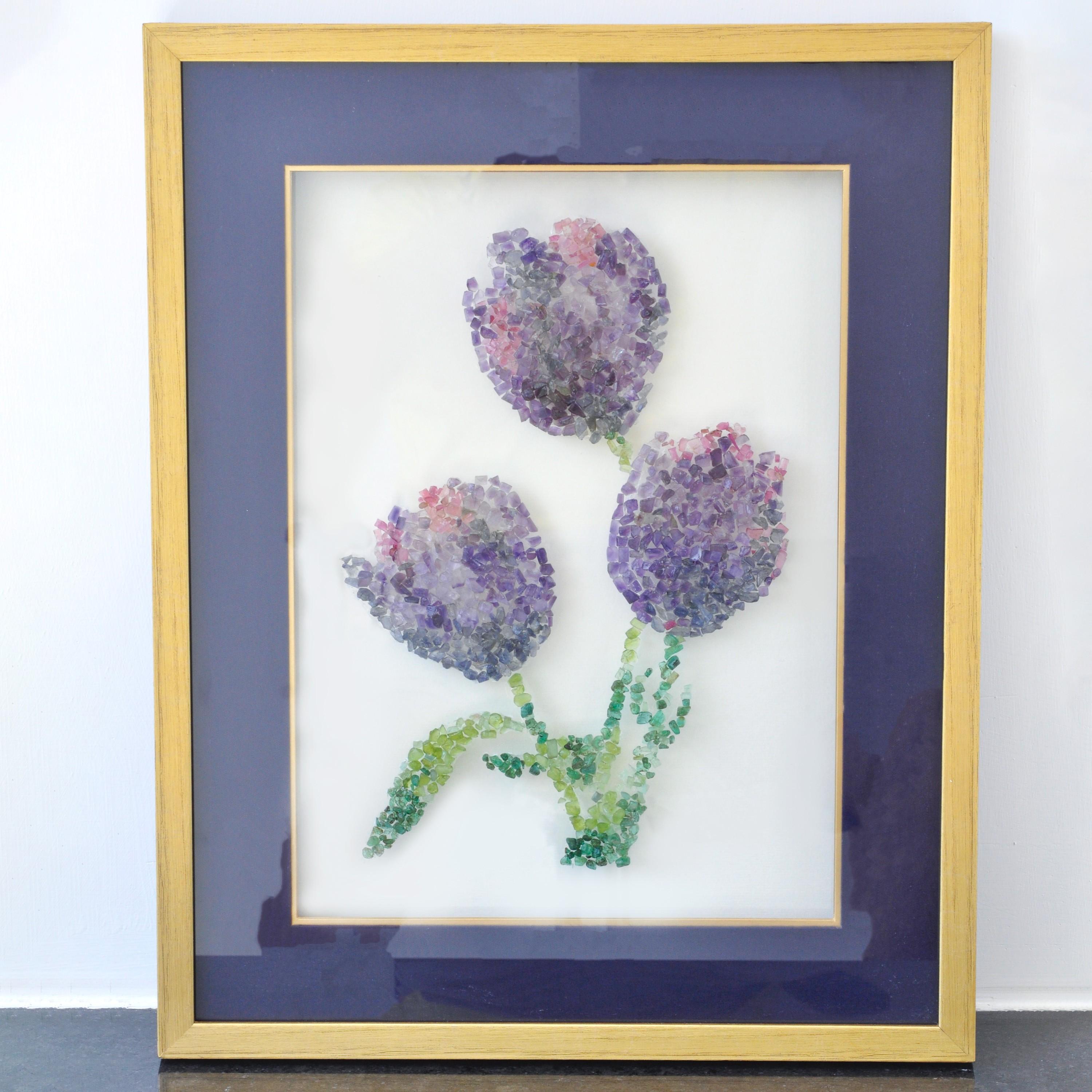 Esta pintura con gemas naturales de tres tulipanes es una impresionante fusión de fino arte y exquisitos minerales, que da vida a la delicada belleza de las flores con profundidad, textura y resplandor.

Cada tulipán se elabora con iolita, tonos de