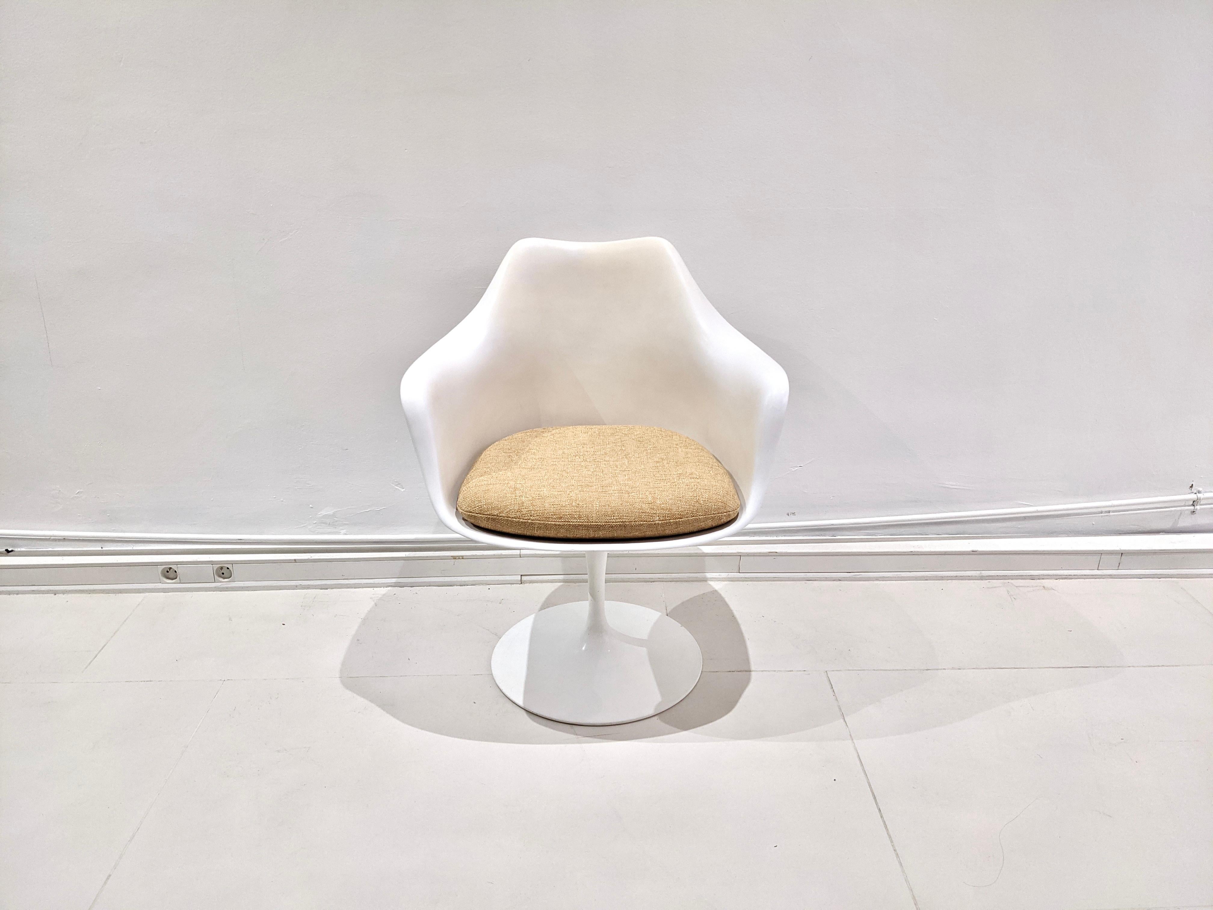 Tulip armchair by Eero Saarinen for Knoll. Fiberglass and cast aluminum. Cushion in fabric not original. Very good condition.