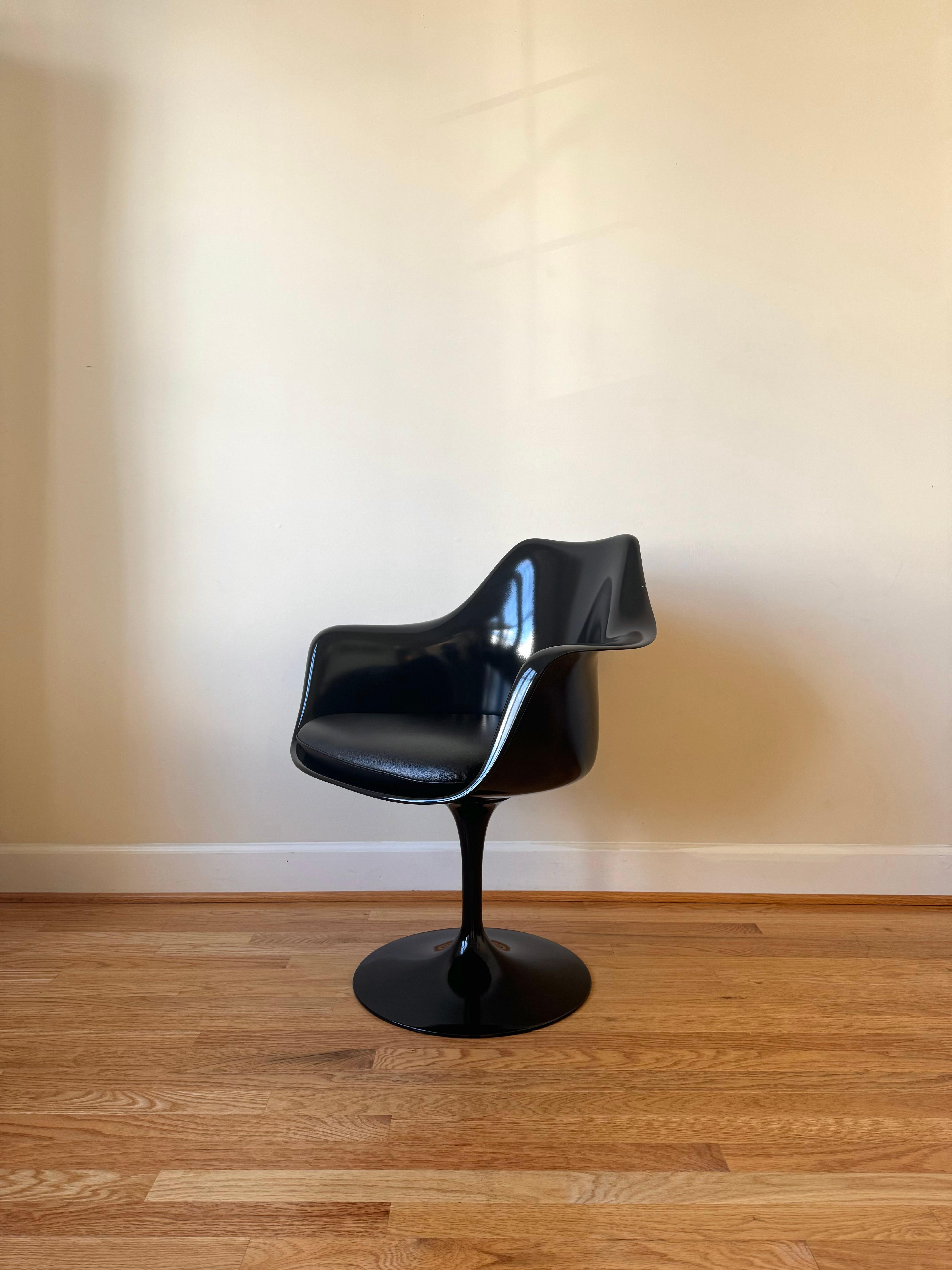 Architect Eero Saarinen was a genius at creating expressive sculptural forms. From his TWA Terminal (now the TWA Hotel) at New York’s JFK Airport to the Gateway Arch in St. Louis, there’s a magic in everything he created. The Saarinen Tulip Armchair