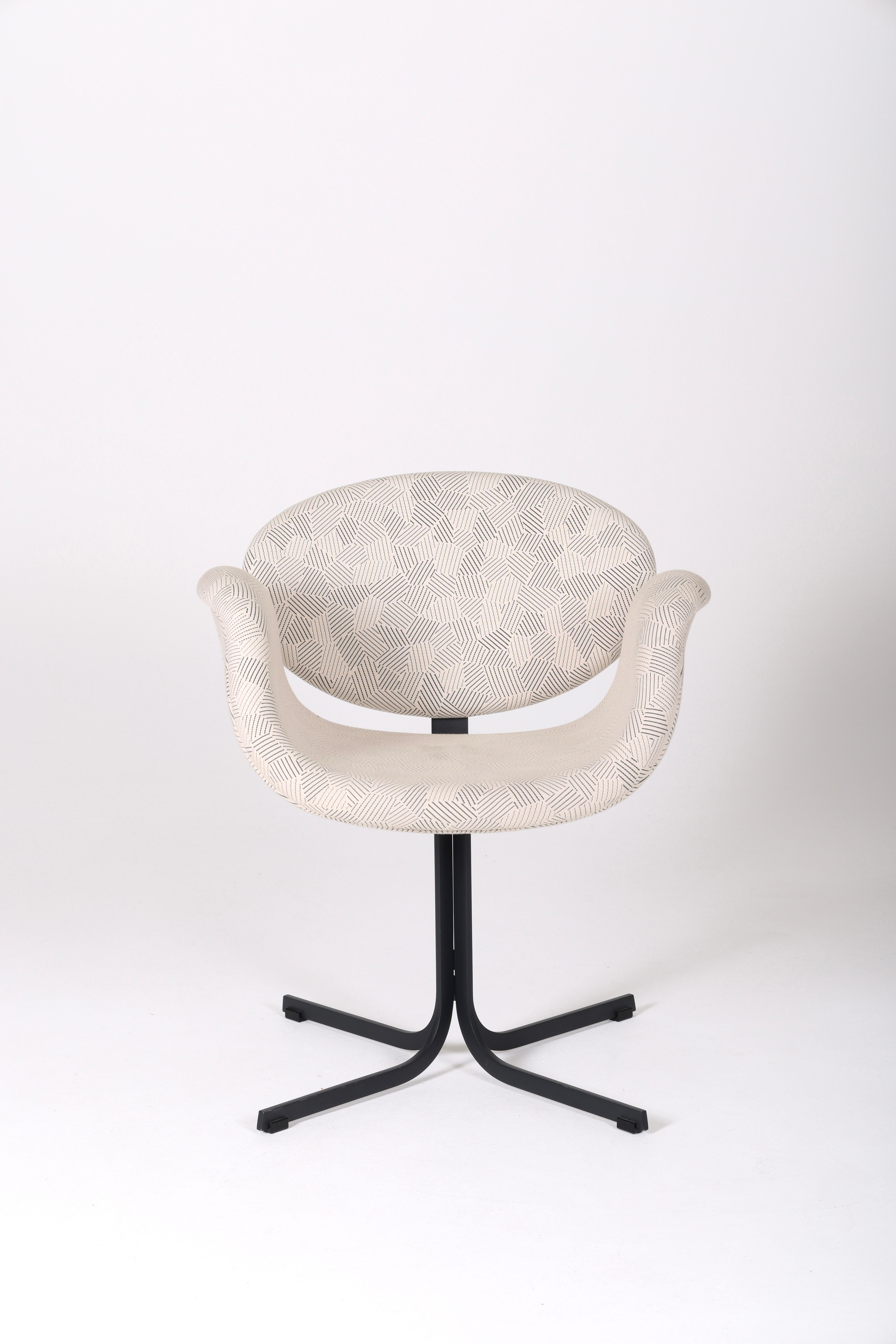 Tulip armchair designed by Pierre Paulin, published by Artifort in the 1960s. Black aluminum base, gray and white patterned fabric. In very good condition.
LP979.