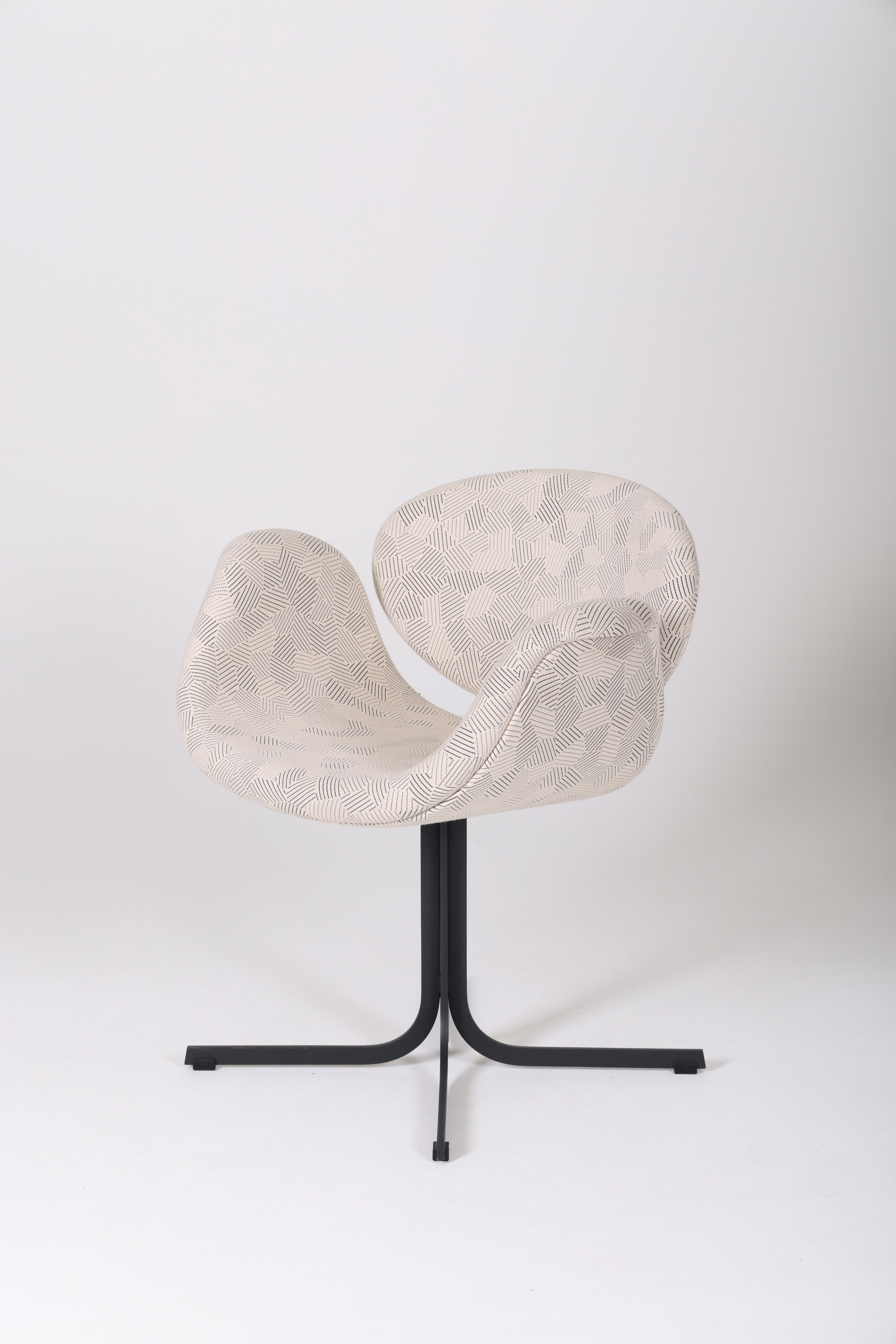 Tulip armchair designed by Pierre Paulin, published by Artifort in the 1960s. Black aluminum base, gray and white patterned fabric. In very good condition.
LP979