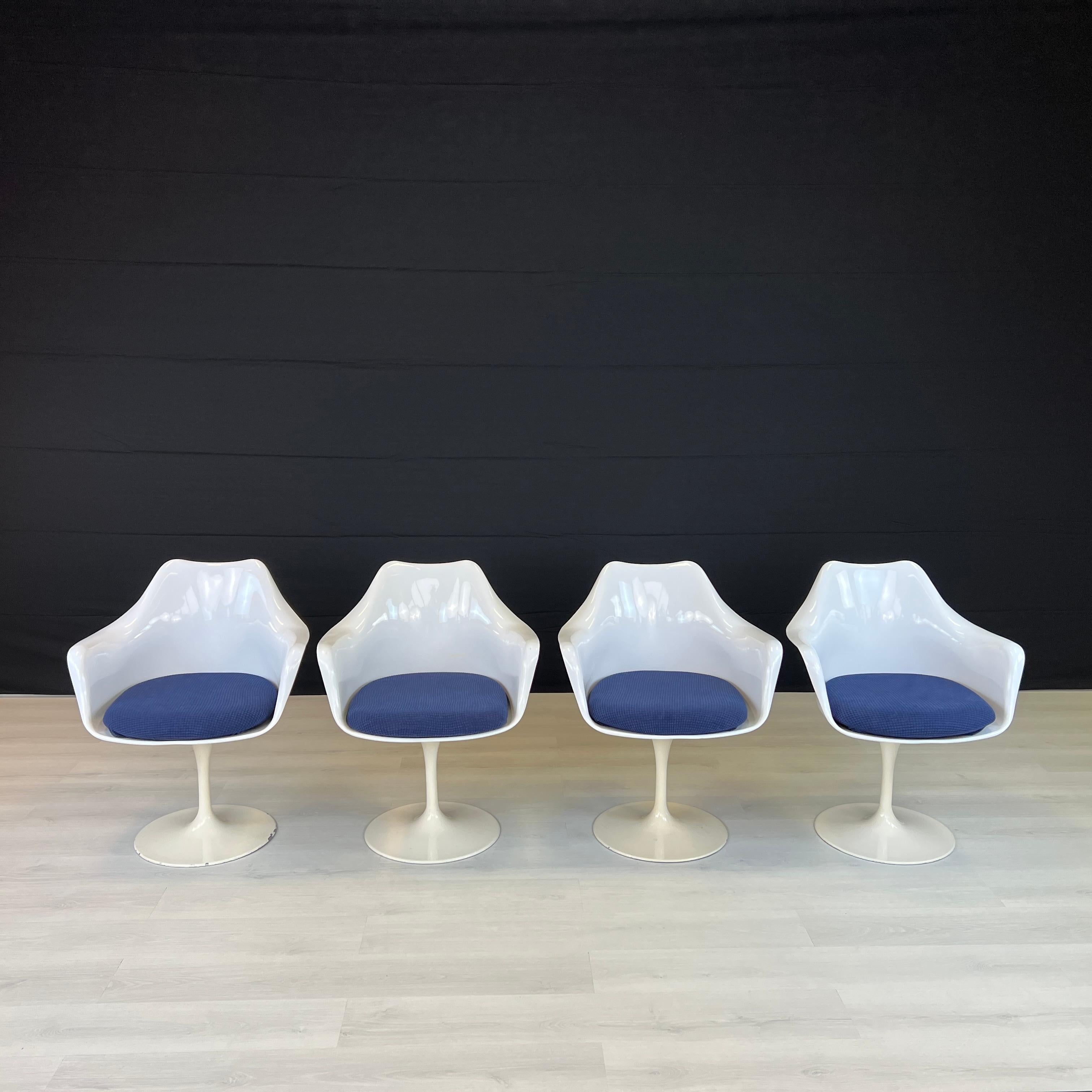 Dimensions: H 32” x W 27” x D 22” x SH 20”

Set of 4 swivel Tulip armchairs in the manner of Eero Saarinen for Knoll from 1970s, with upholstered in blue fabric seats.

Please see our other listings for ideas and matching pieces.

Condition: Vintage