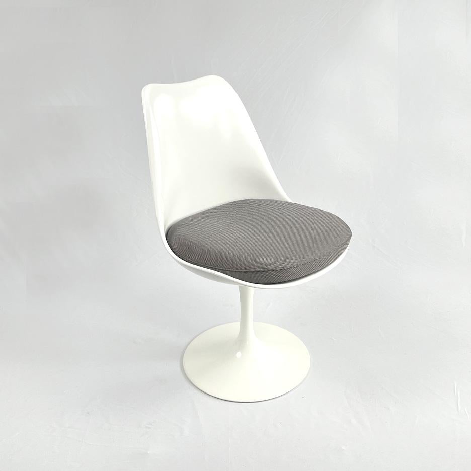Tulip Armless Swivel Chairs by Eero Saarinen for Knoll
Seat shell is molded fiberglass with base is molded cast aluminum powder coat paint.
Seat Pad in Fabric