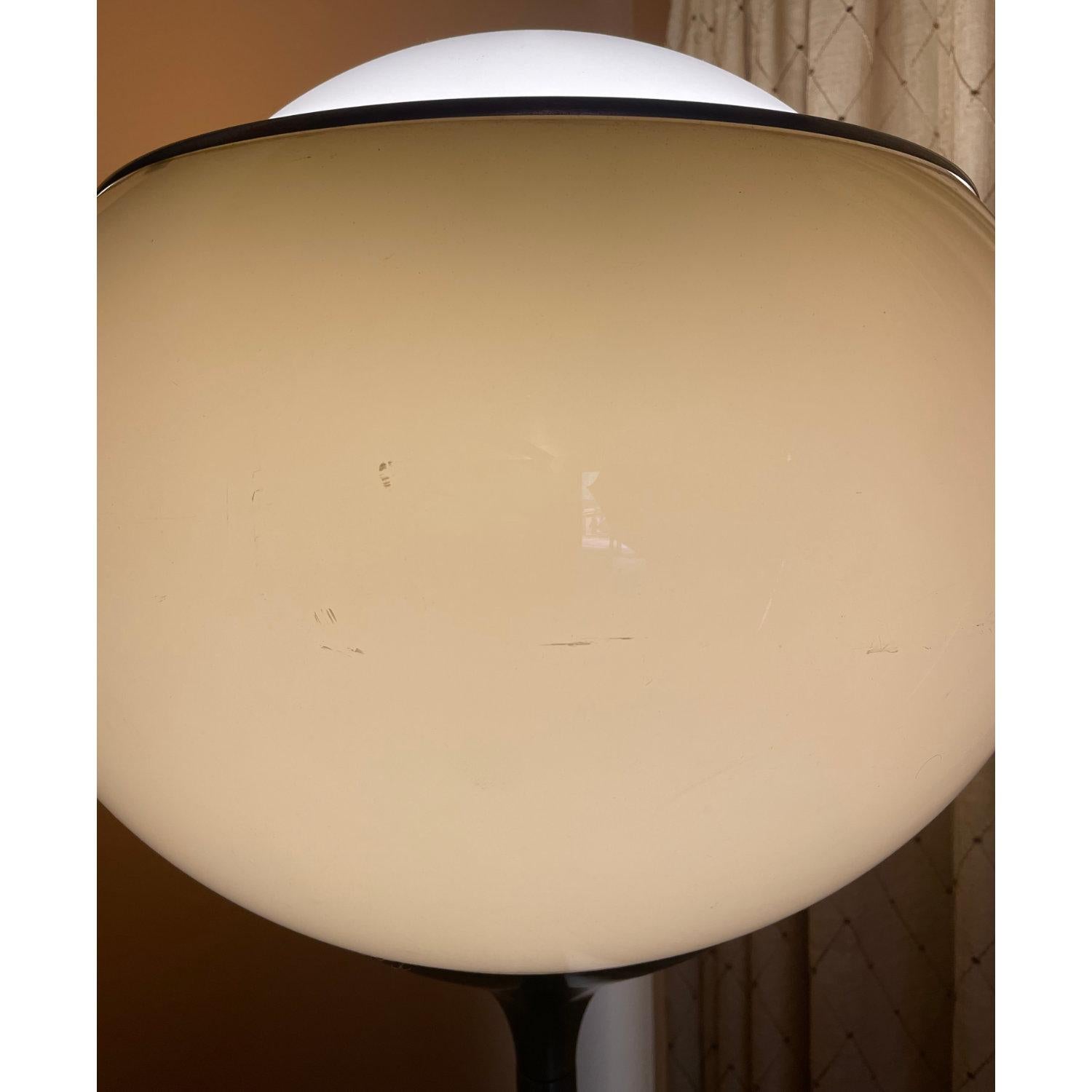 Lámpara de pie Flash con base de tulipán 