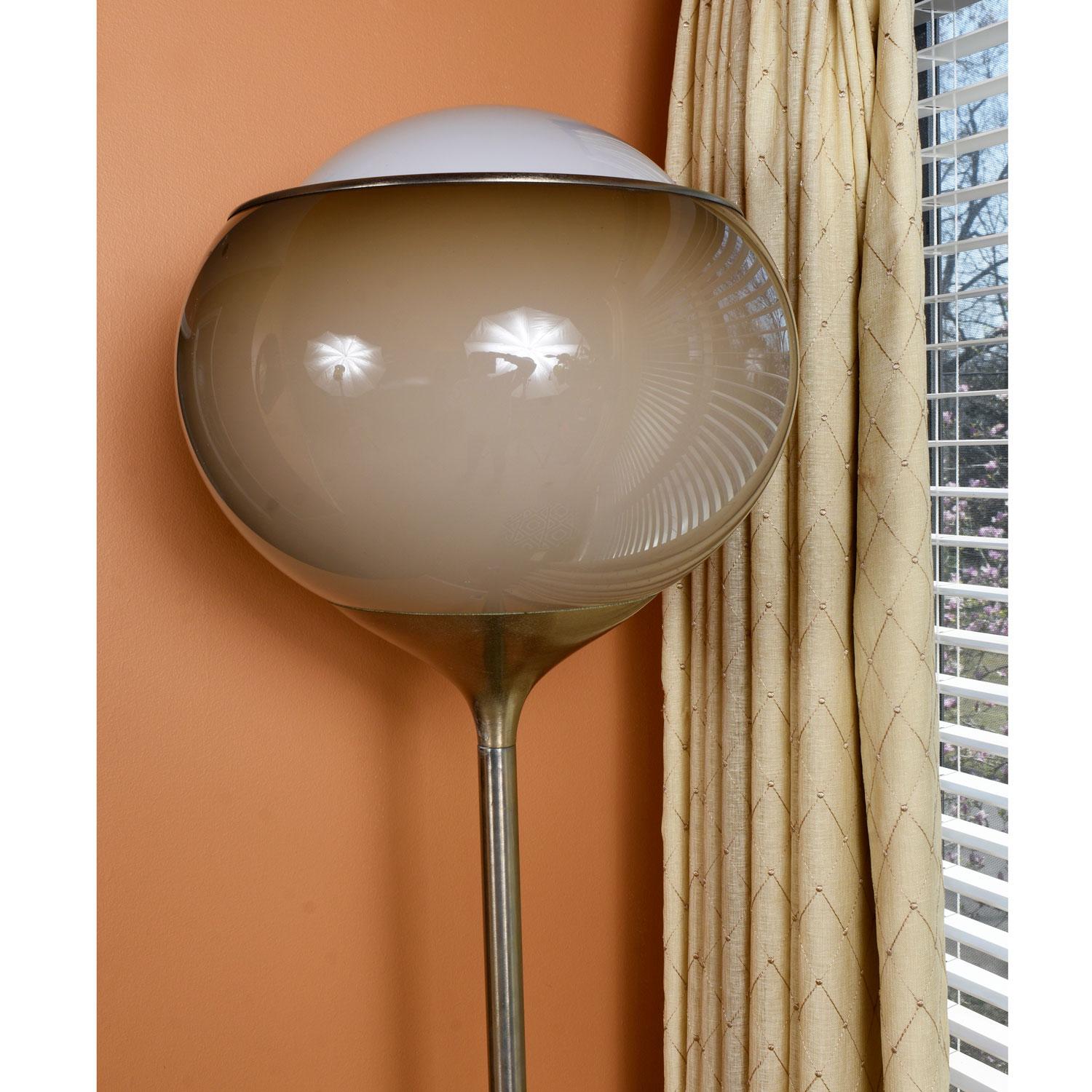 Lámpara de pie Flash con base de tulipán 