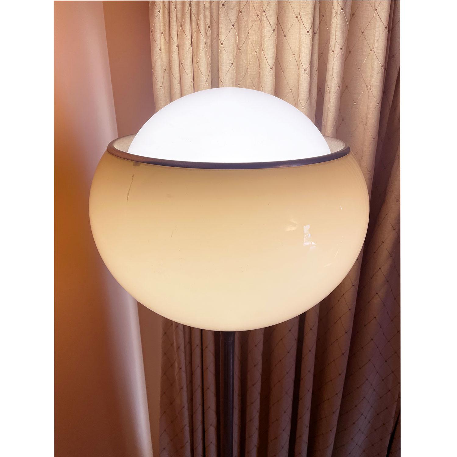 Lámpara de pie Flash con base de tulipán 