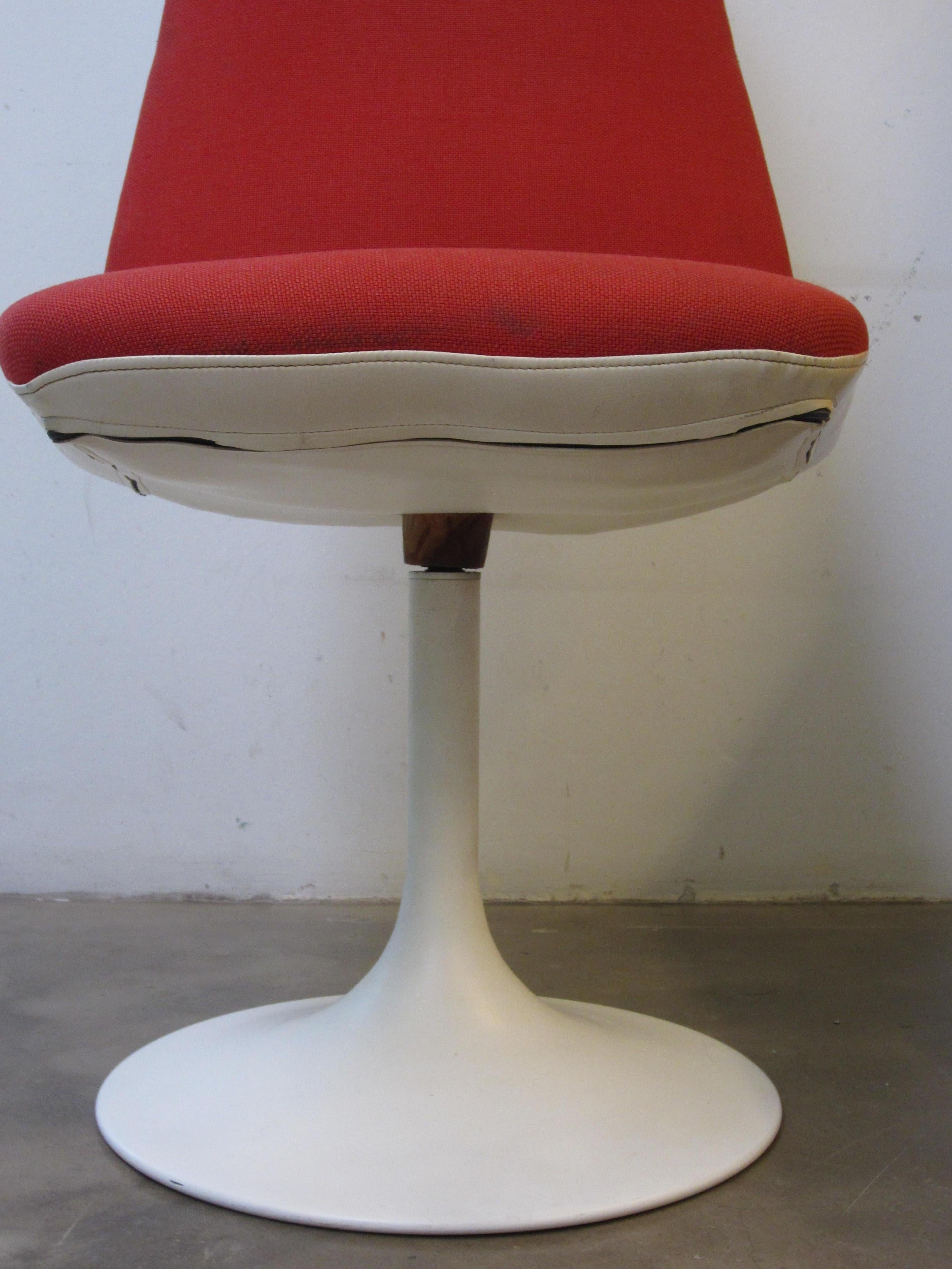 Tulip Base Red Dinning Chairs, 1970s In Fair Condition For Sale In Porto, PT