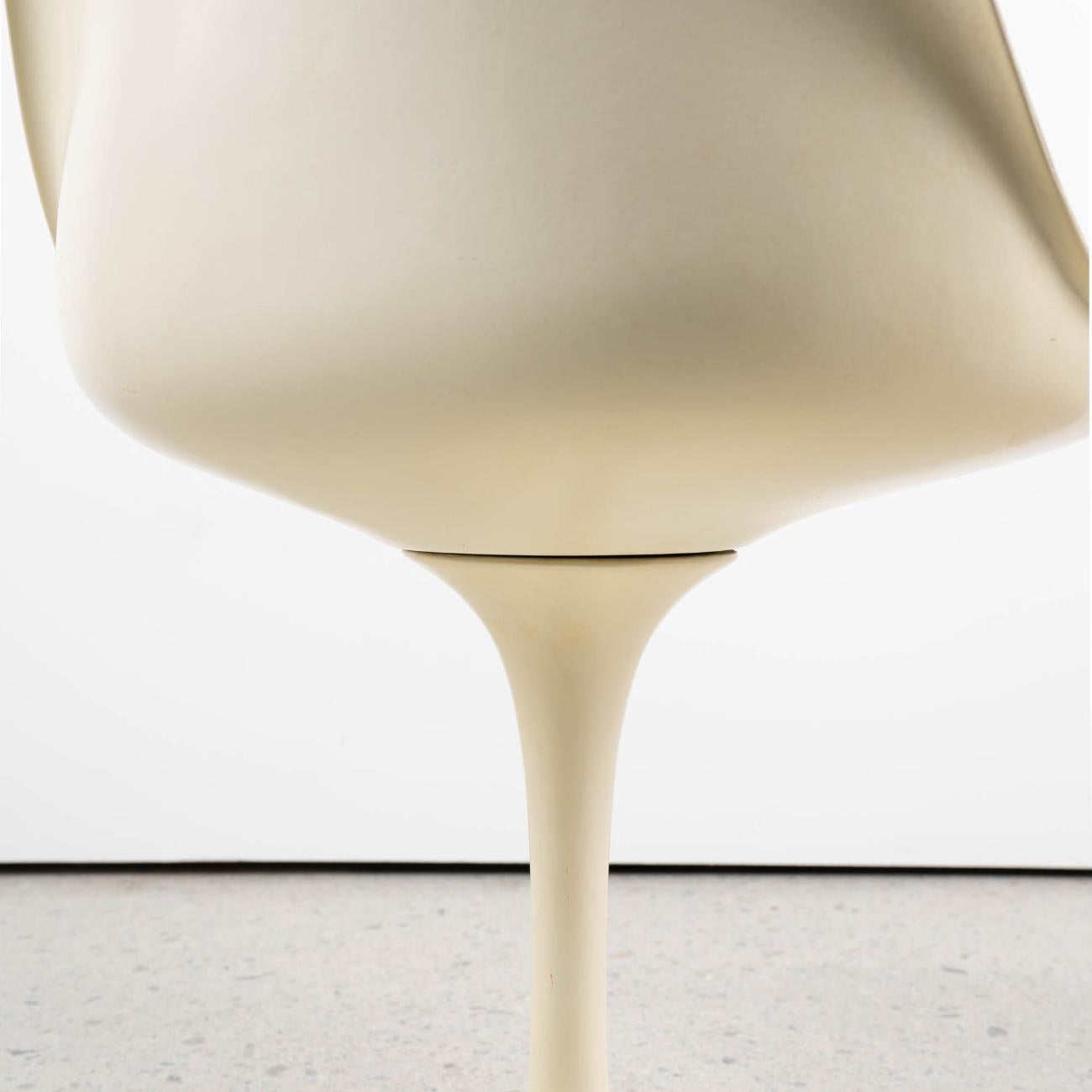 Tulip Chair (Blue Cushion) by Eero Saarinen 4