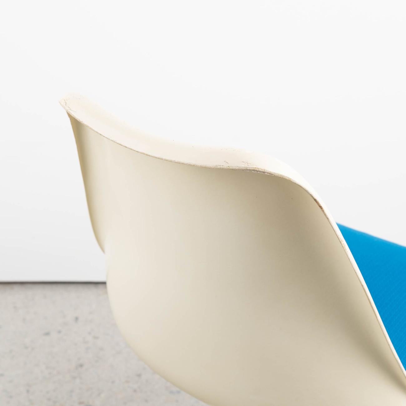 Aluminum Tulip Chair (Blue Cushion) by Eero Saarinen