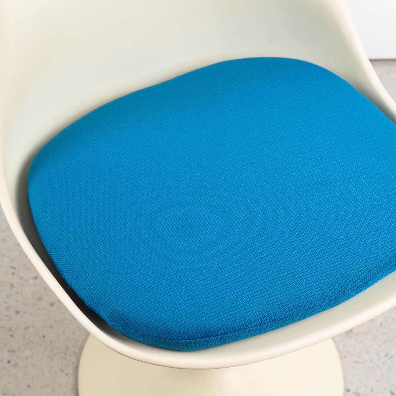 Tulip Chair (Blue Cushion) by Eero Saarinen 2