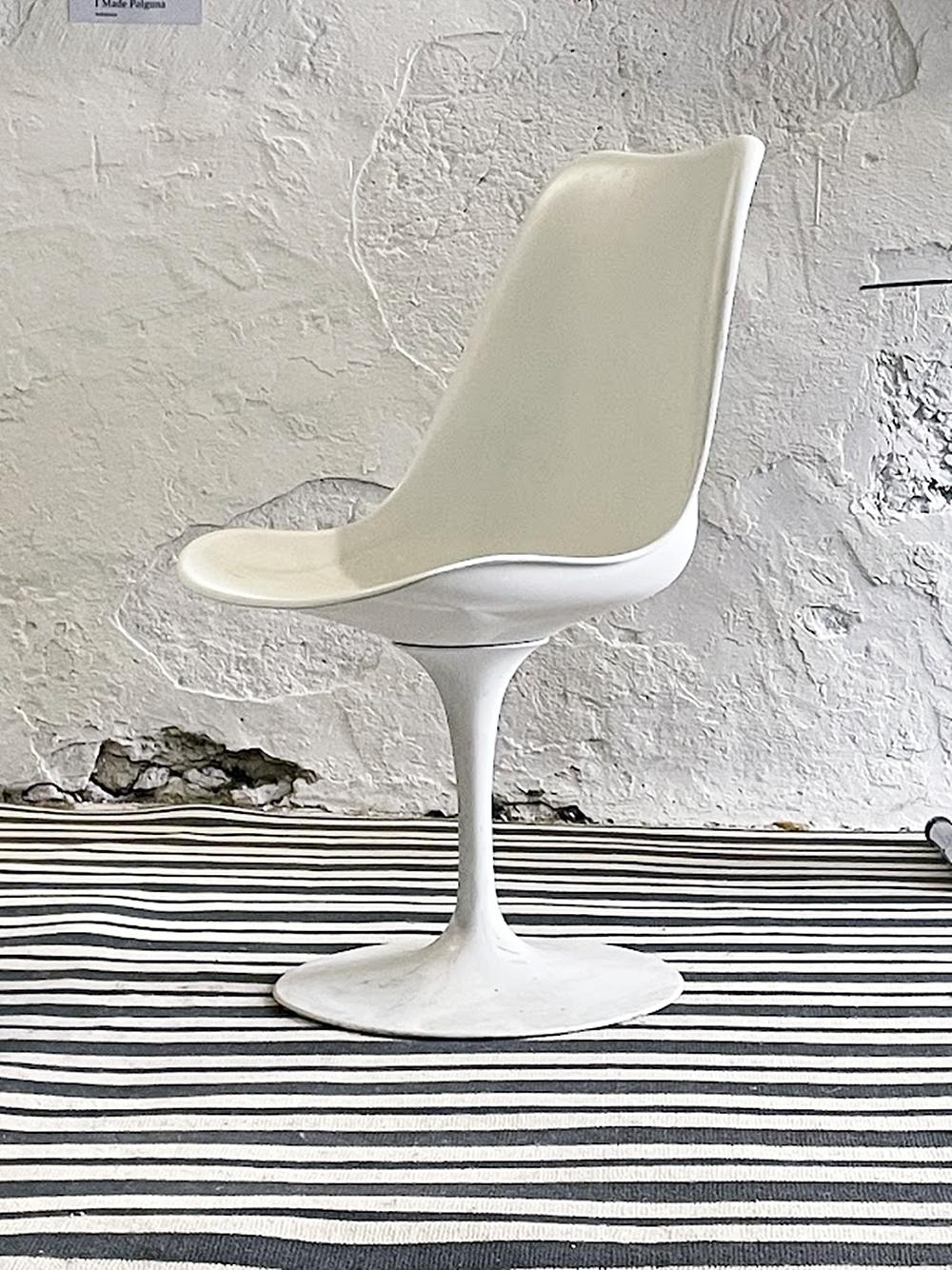 Dos de las seis sillas disponibles son modelos giratorios.
Todas las piezas son originales; sin embargo, la parte superior de las sillas se repintó en algún momento.

Diseñadas por Eero Saarinen y fabricadas por Knoll, estas sillas ejemplifican el