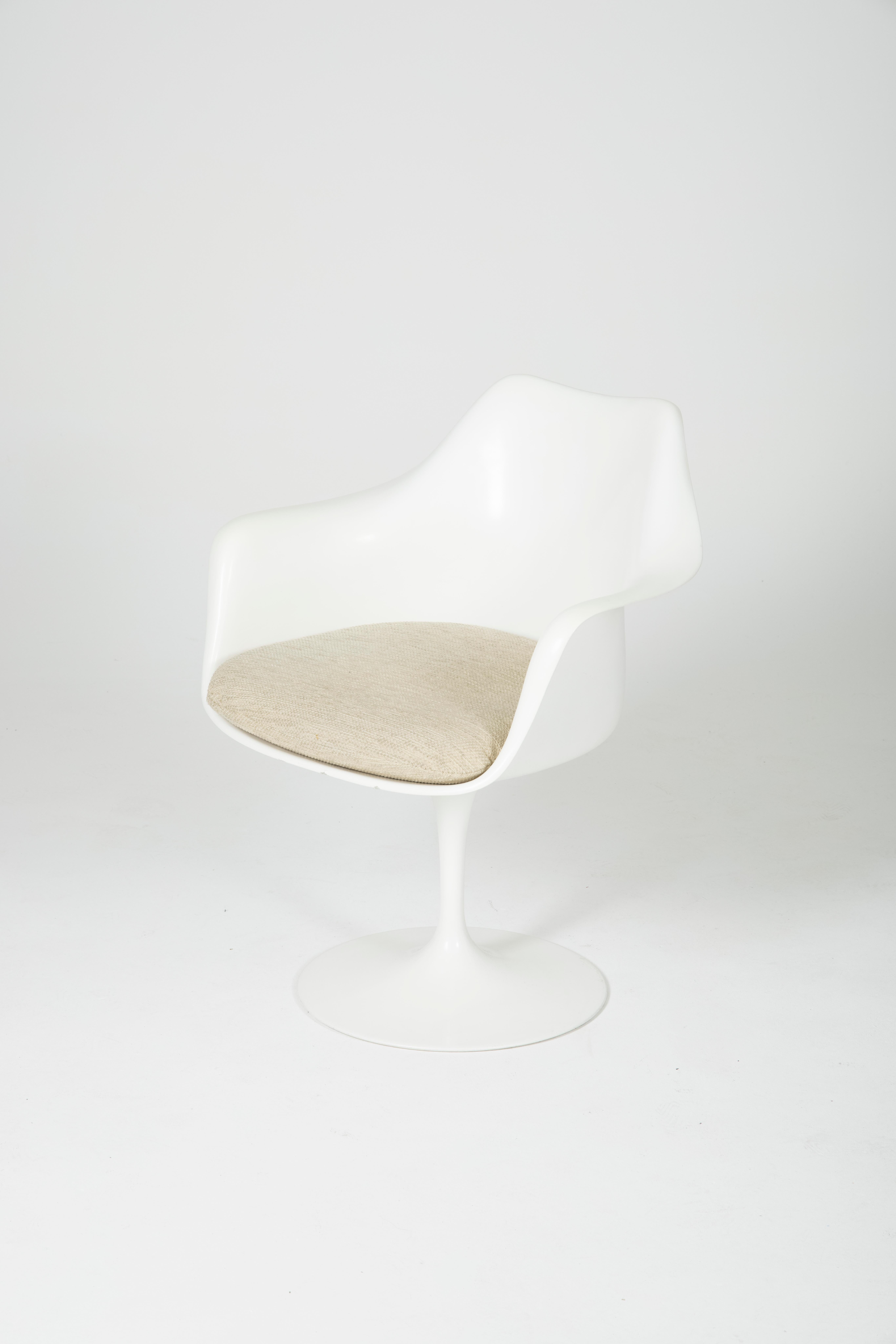 Tulip armchair by Eero Saarinen for Knoll International. Molded fiberglass shell and cast aluminum base. Reupholstered in our workshop. Its organic shape remains timeless and elegant. Very good condition.