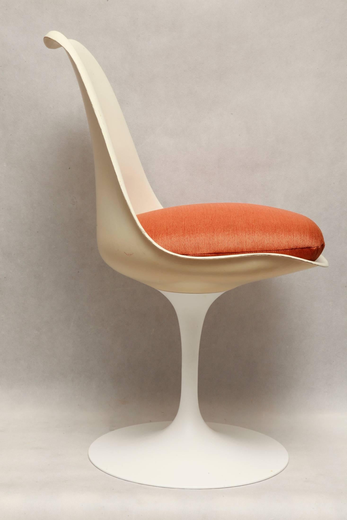 Famouse Tulip chair was designed by Eero Saarinen in 1955 and 1956 for the Knoll International Company.
The characteristic smooth modernist lines are now considered classic industrial design.
The futuristic use of curves and artificial materials, as