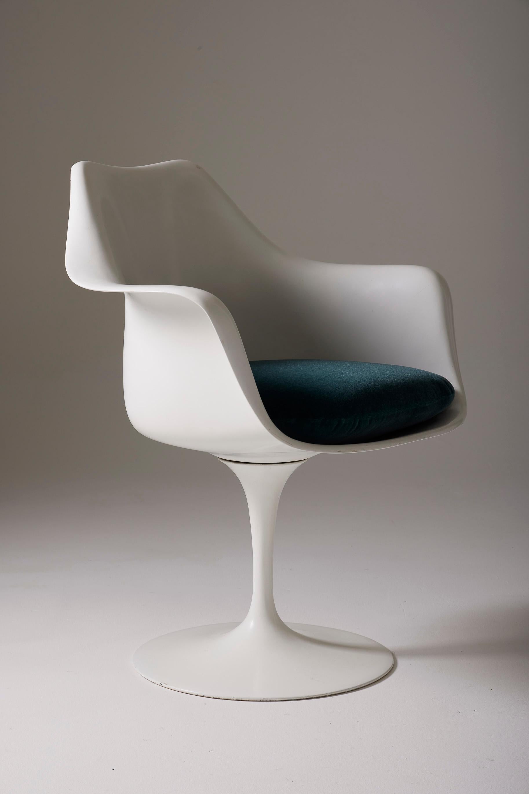 Tulip Chair by Eero Saarinen For Sale 5