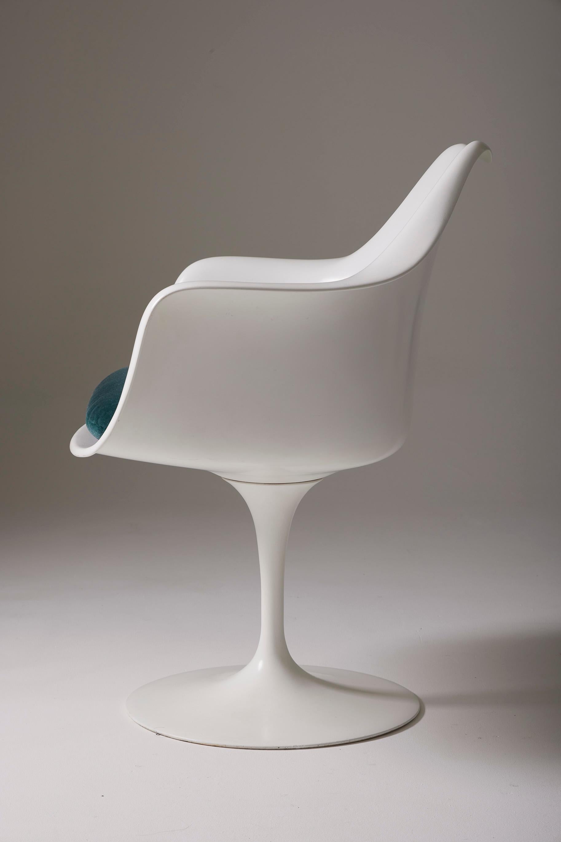 Fiberglass Tulip Chair by Eero Saarinen For Sale