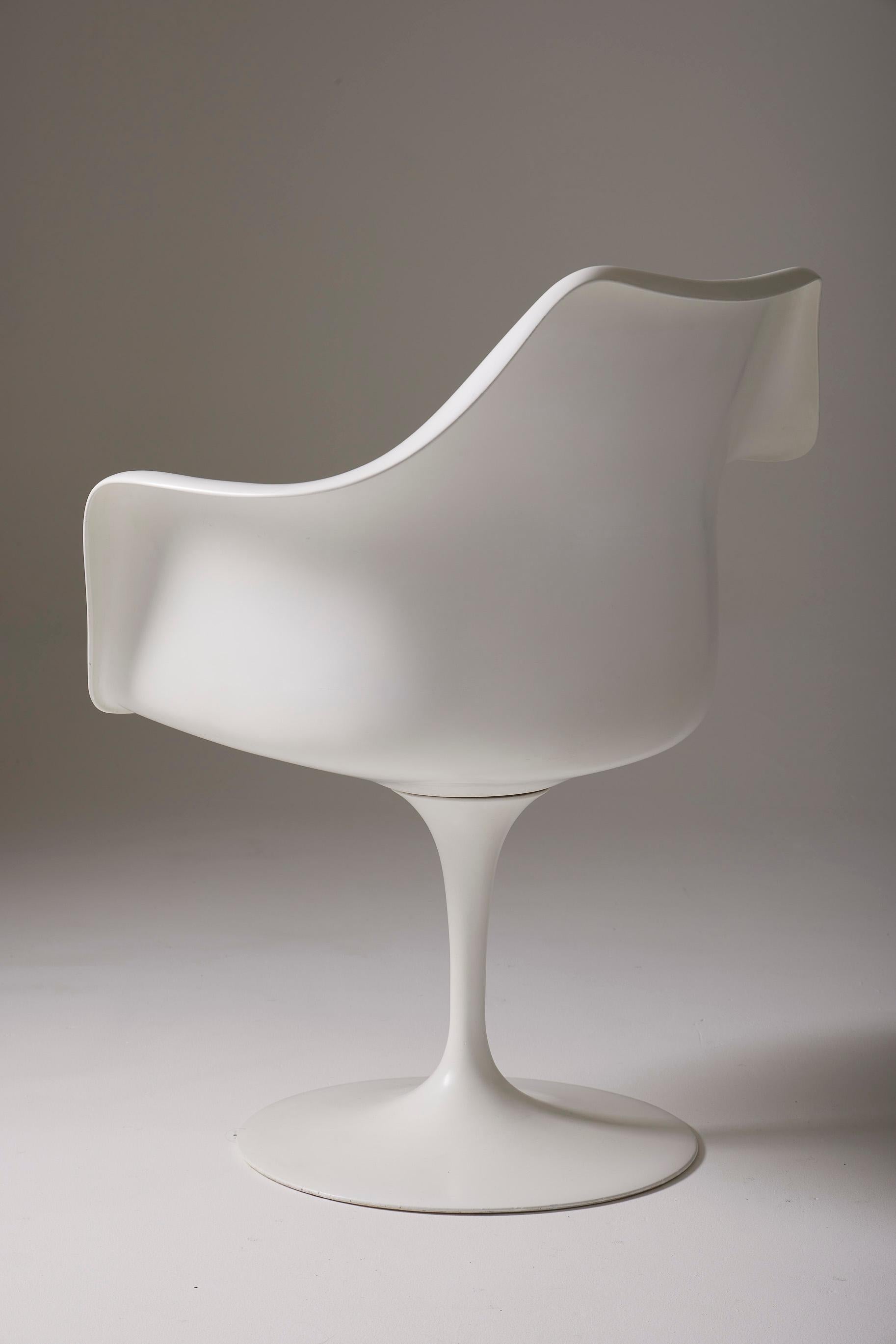 Tulip Chair by Eero Saarinen For Sale 1