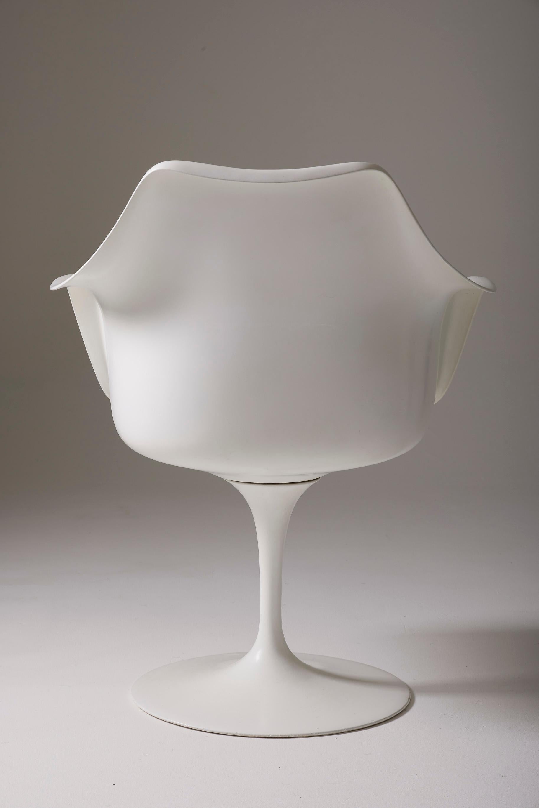 Tulip Chair by Eero Saarinen For Sale 2